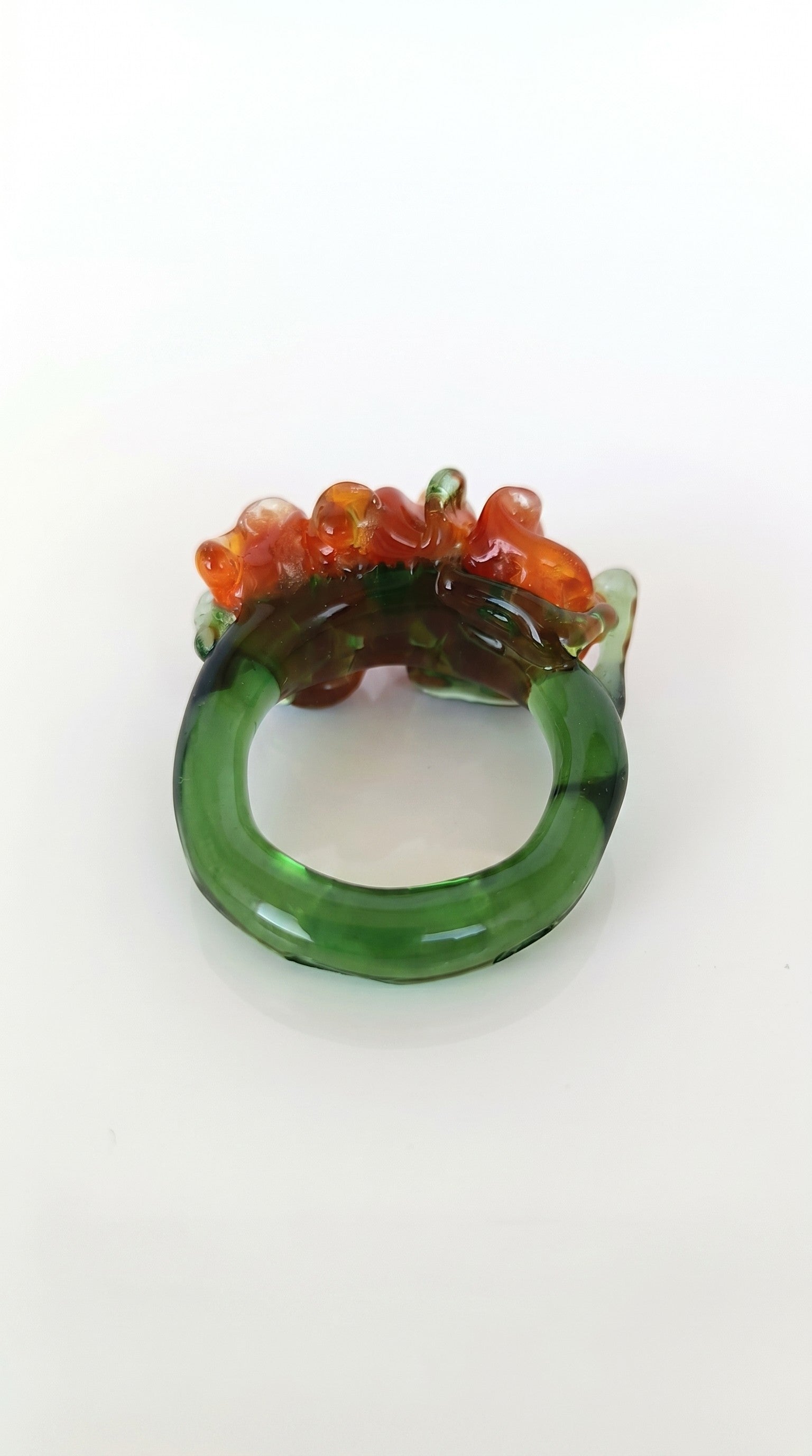 Anillo de vidrio de inspiracion clavel.