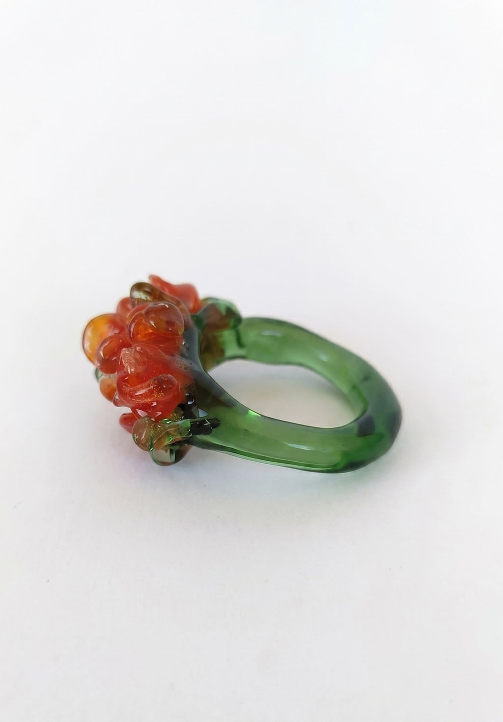 Anillo de vidrio de inspiracion clavel.