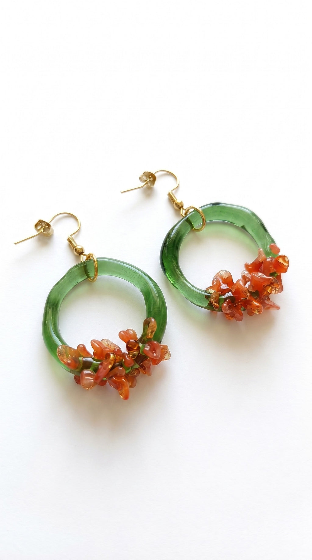 Pendientes de vidrio, inspirados en un clavel rojo.