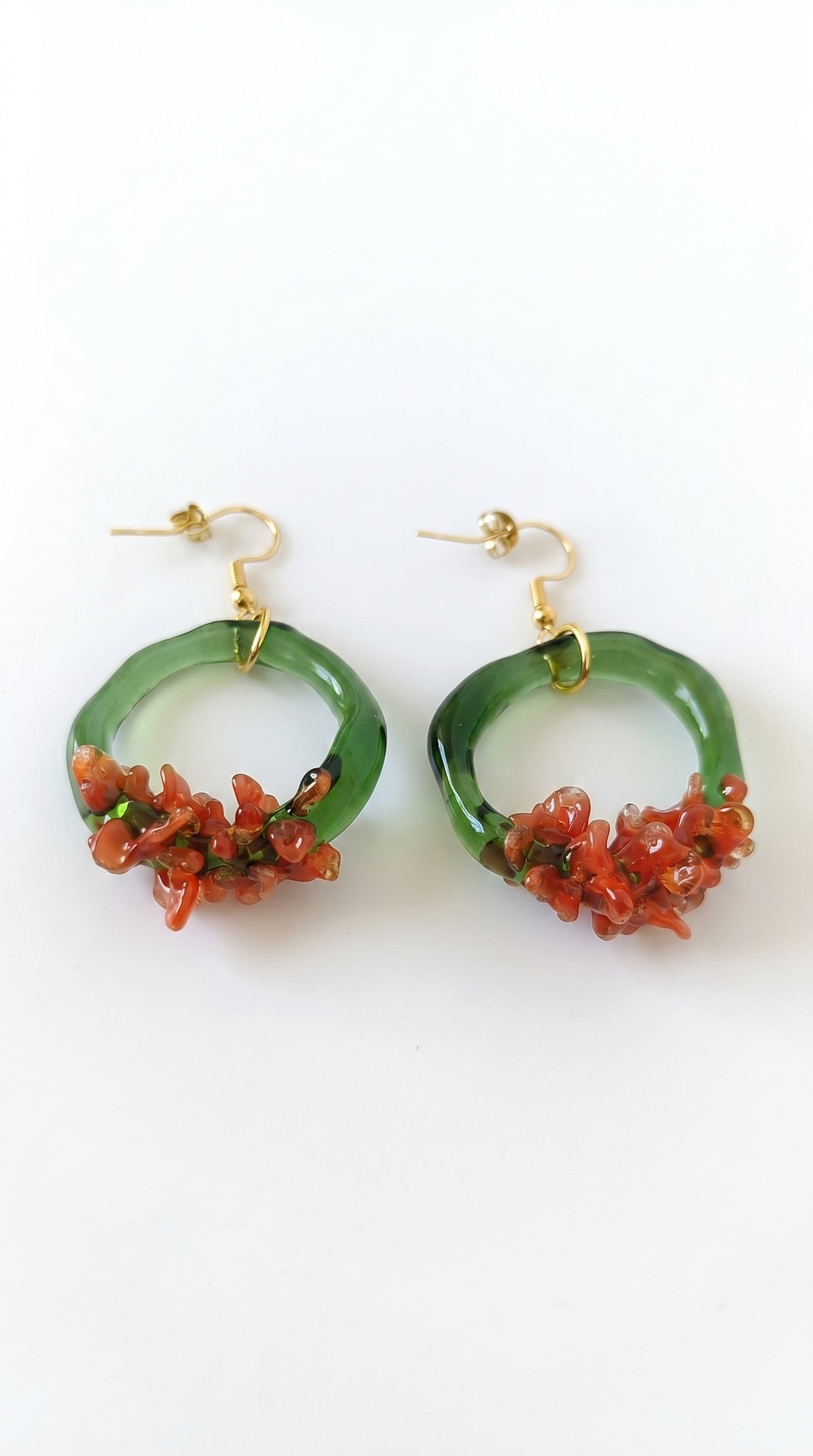Pendientes de vidrio, inspirados en un clavel rojo.
