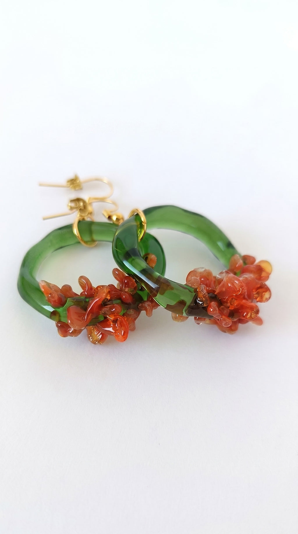 Pendientes de vidrio, inspirados en un clavel rojo.