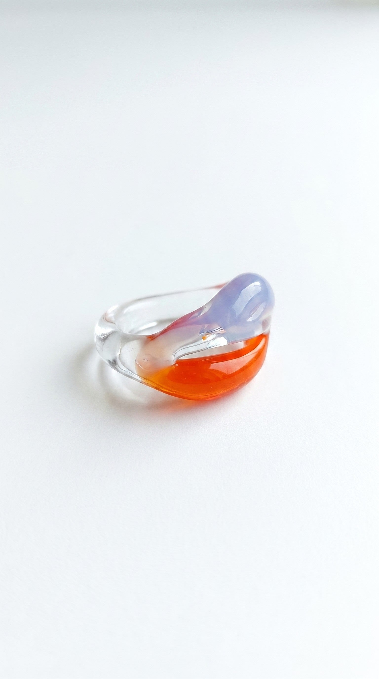 Anillo de vidrio bicolor.