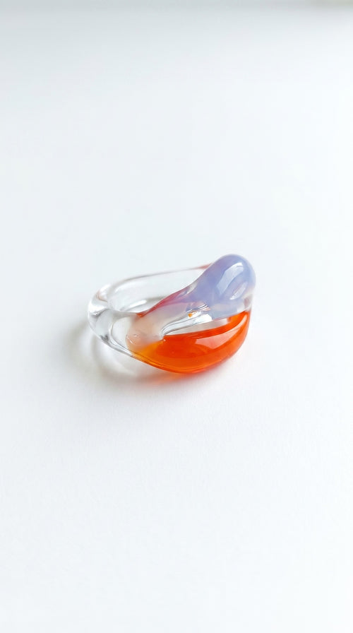 Anillo de vidrio bicolor.