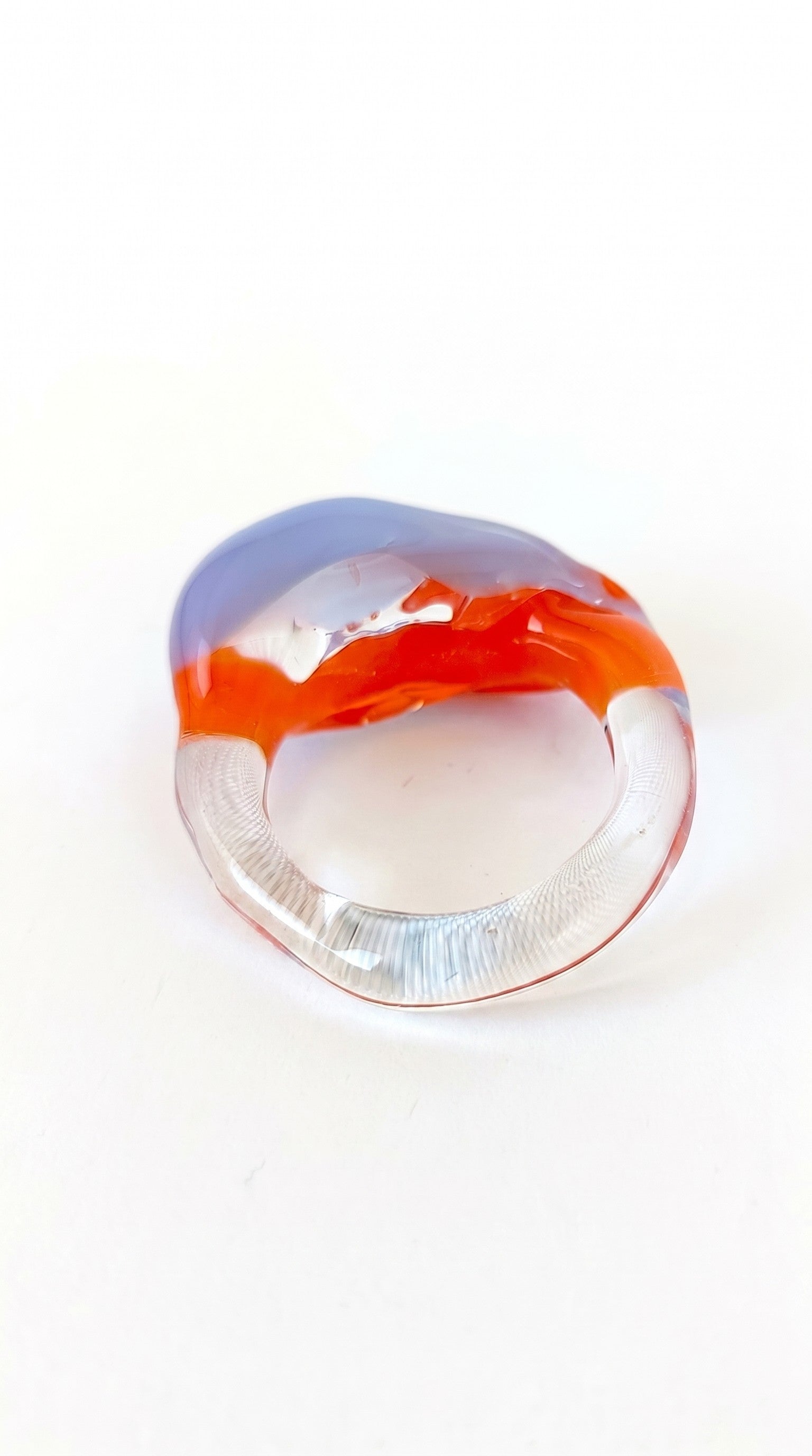 Anillo de vidrio bicolor.