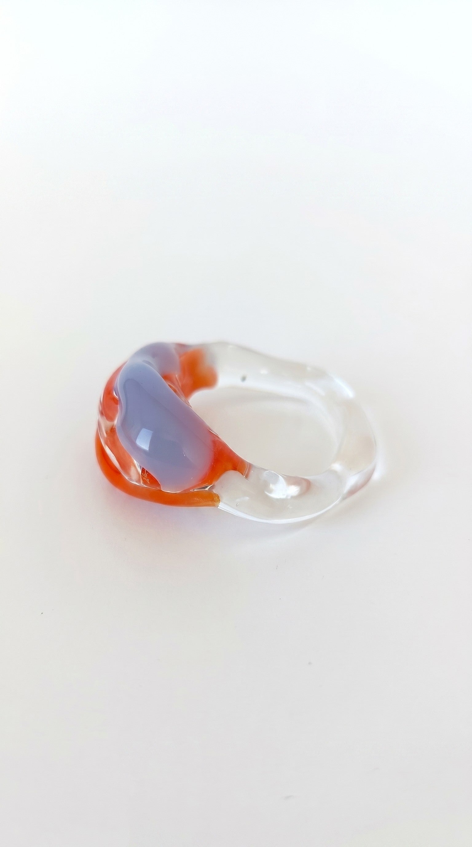 Anillo de vidrio bicolor.