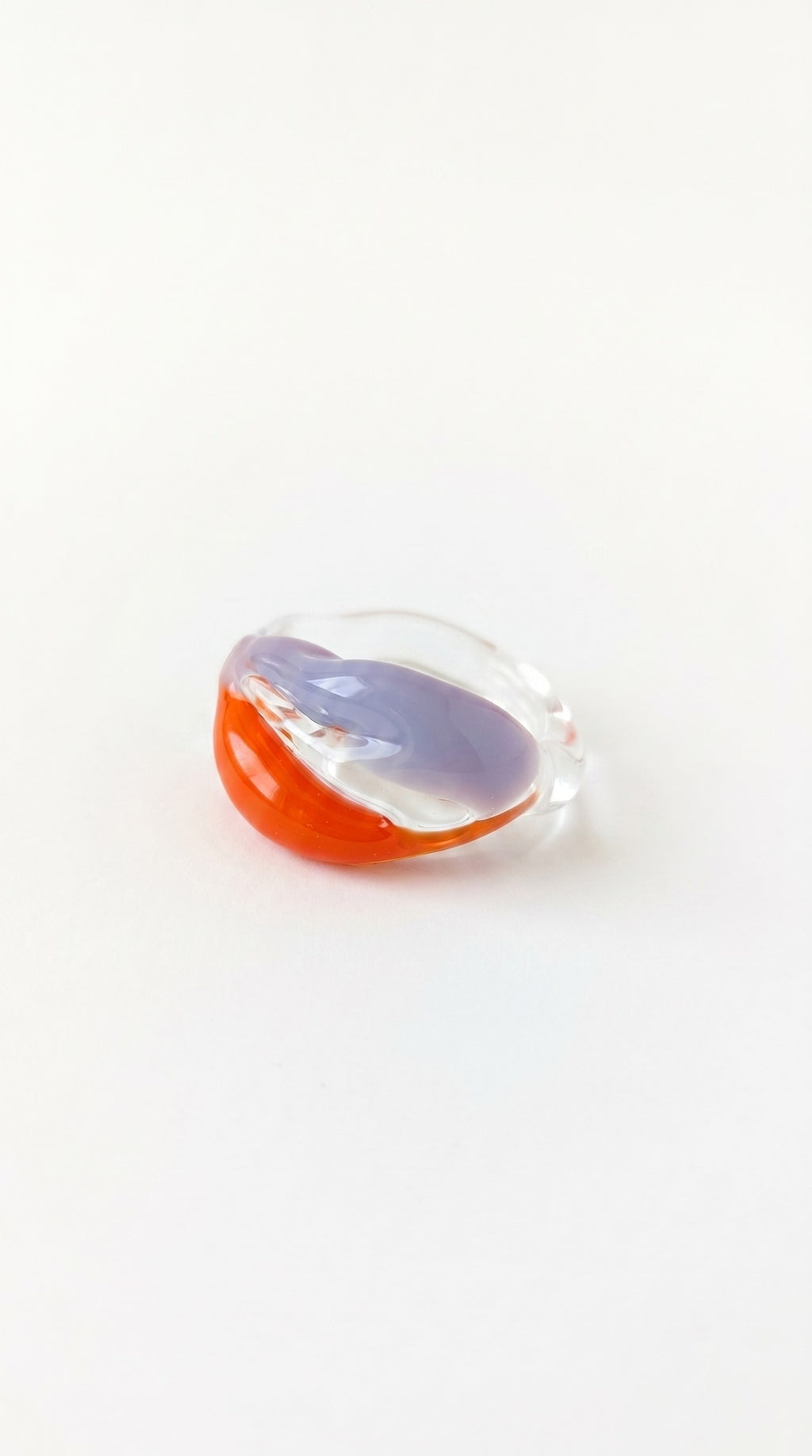 Anillo de vidrio bicolor.