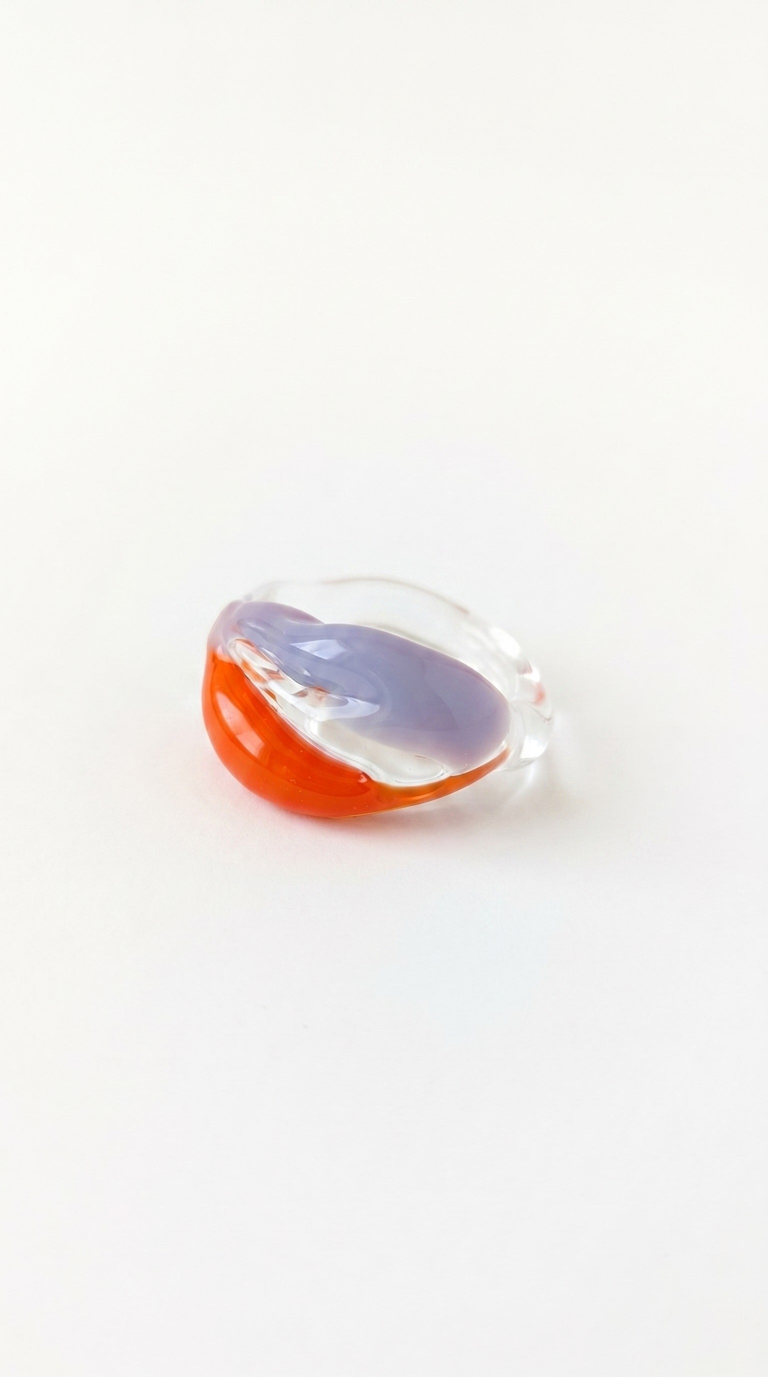 Anillo de vidrio bicolor.