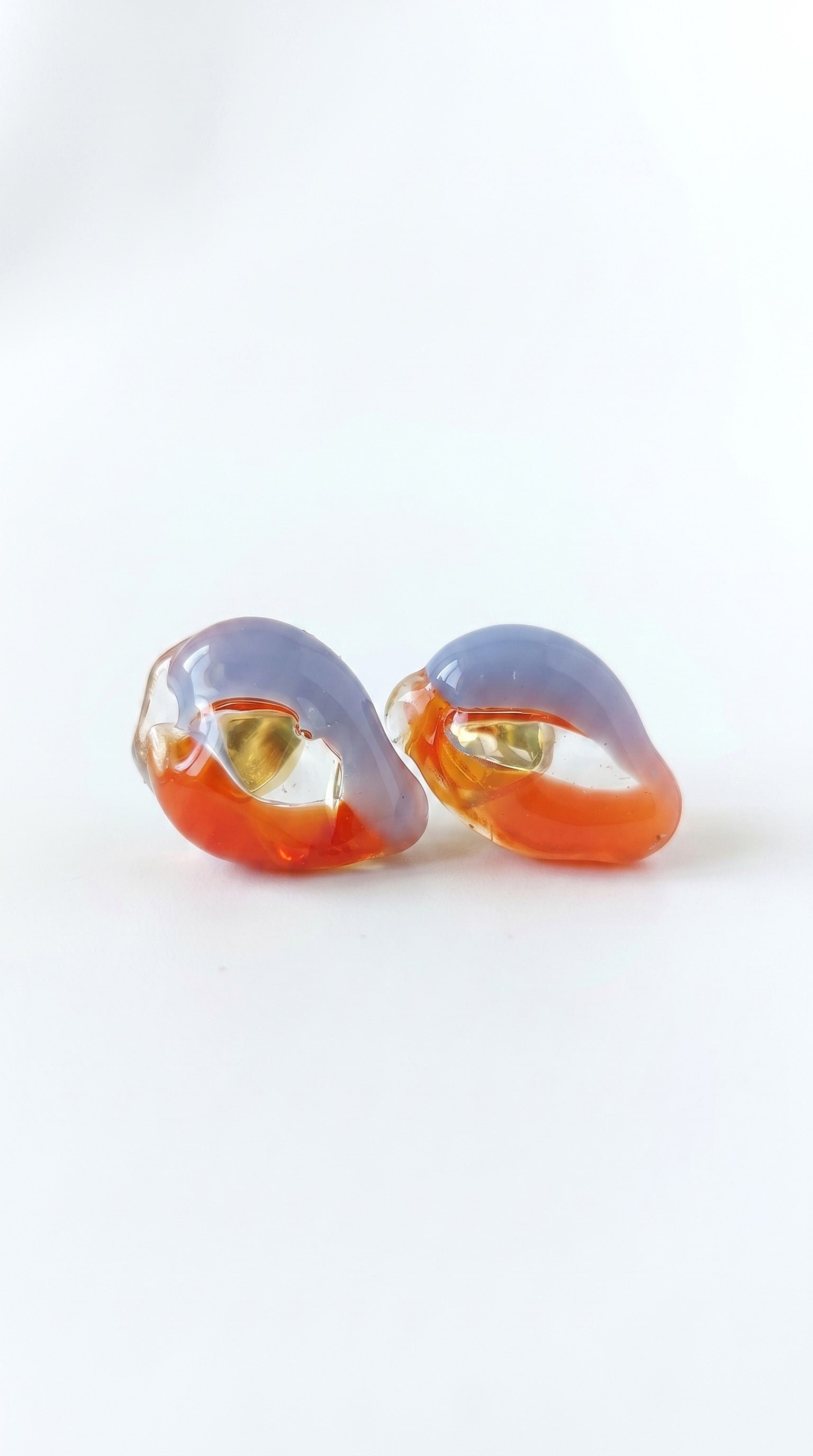 Pendientes de vidrio bicolores.