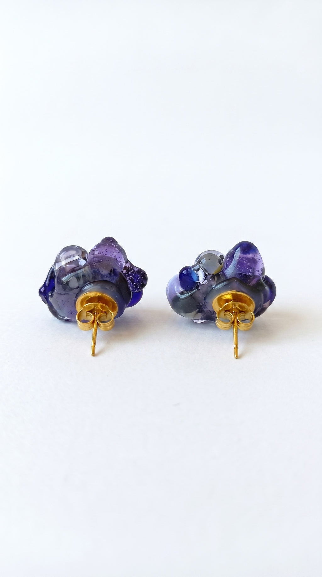 Pendientes de vidrio de bolitas.