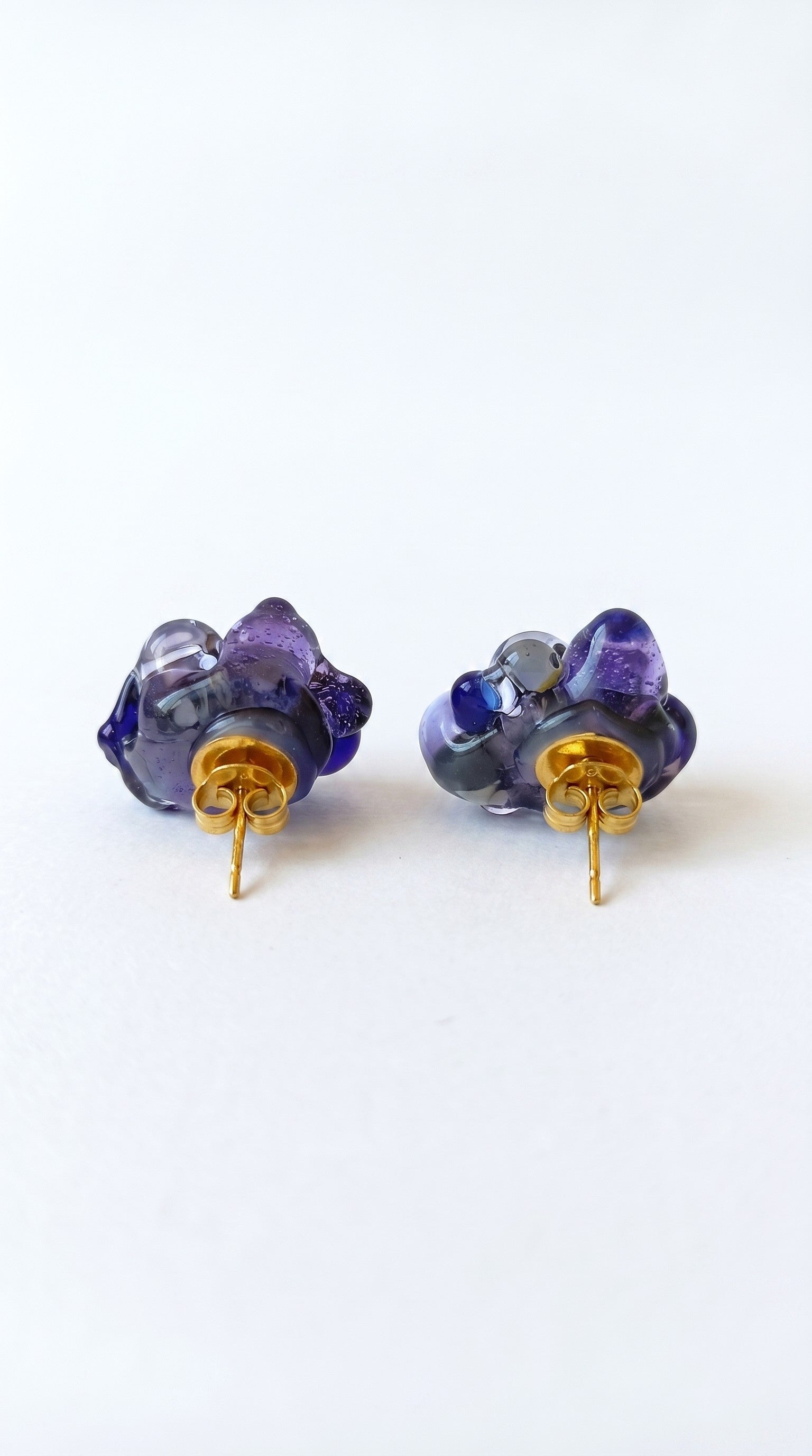 Pendientes de vidrio de bolitas.
