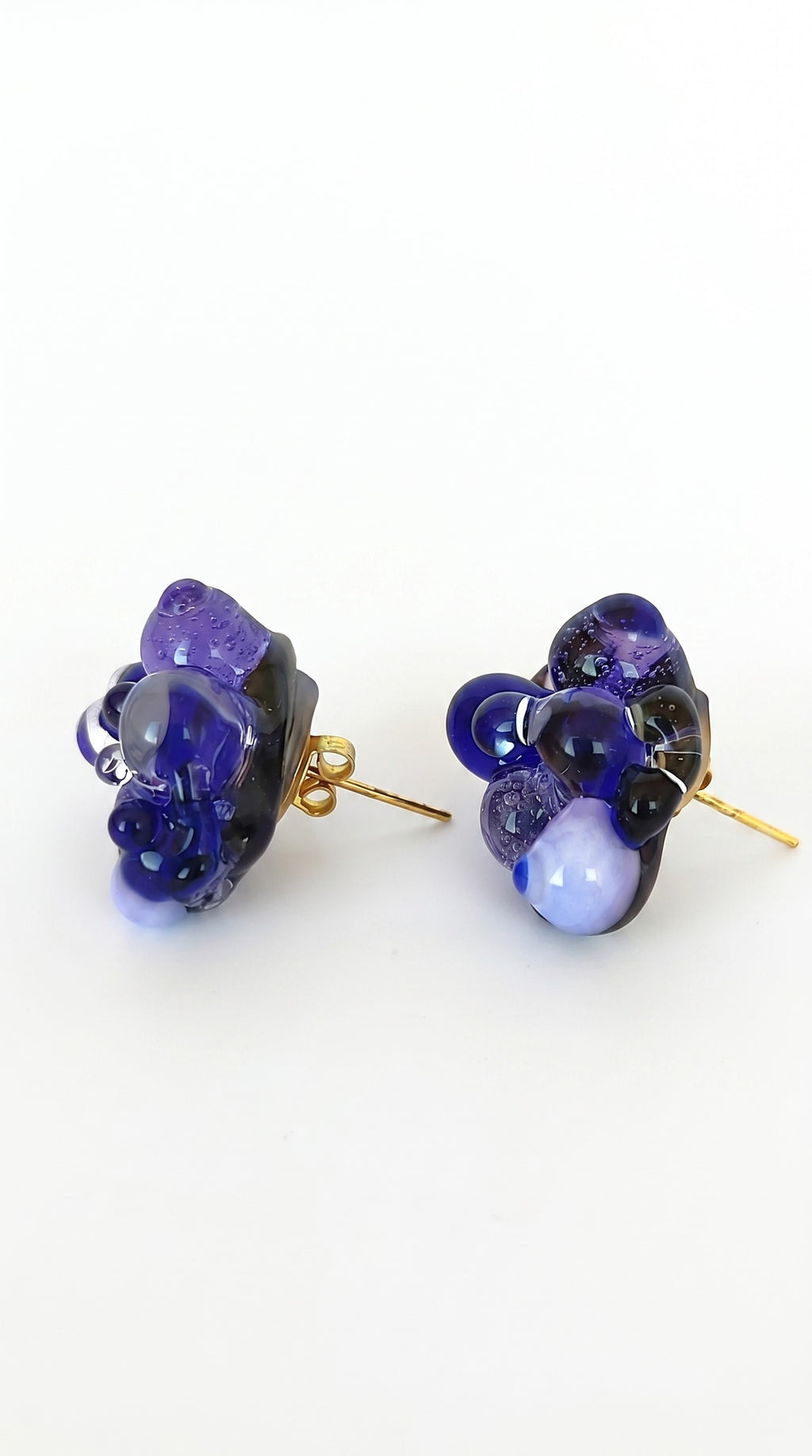 Pendientes de vidrio de bolitas.