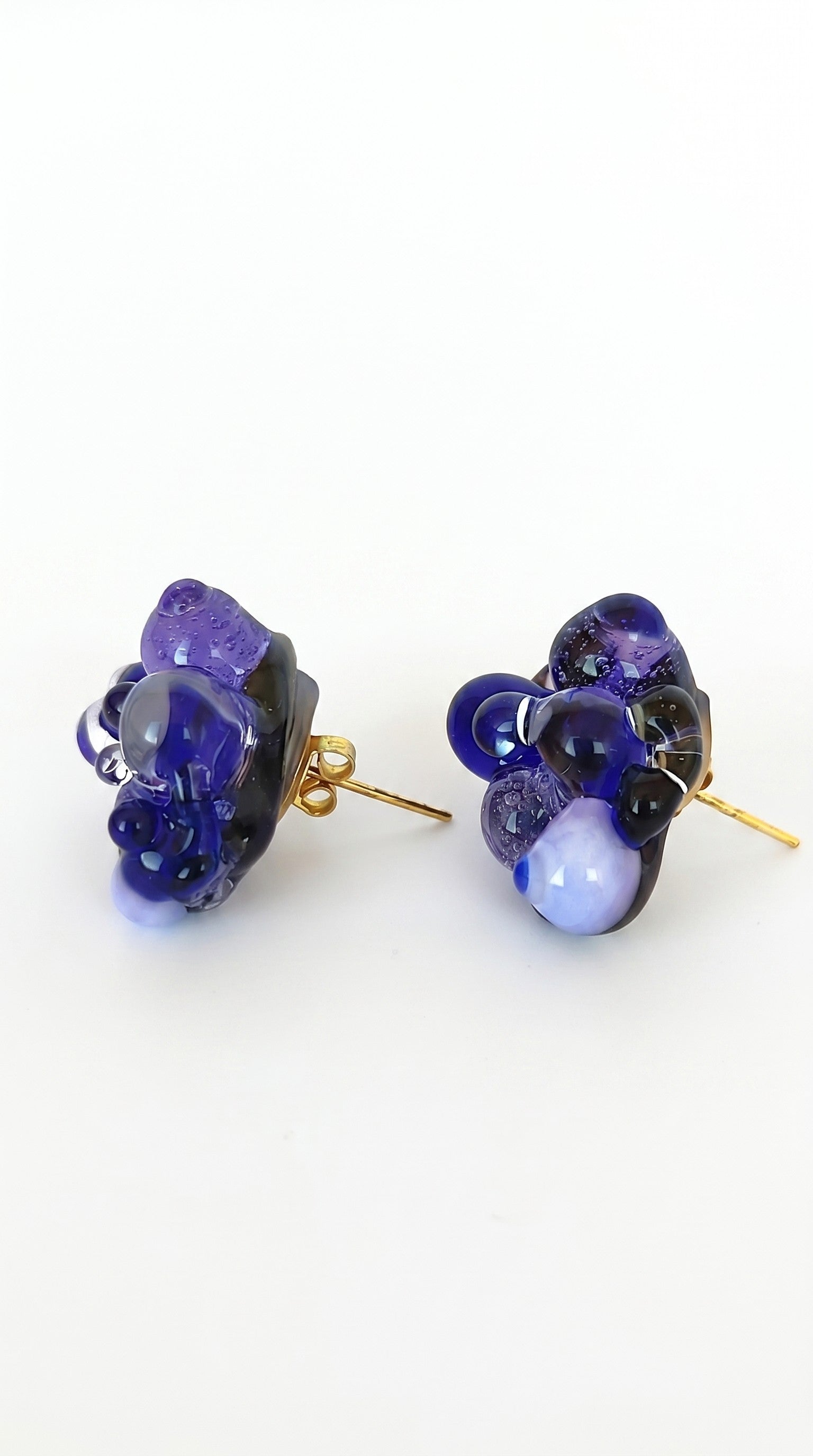 Pendientes de vidrio de bolitas.
