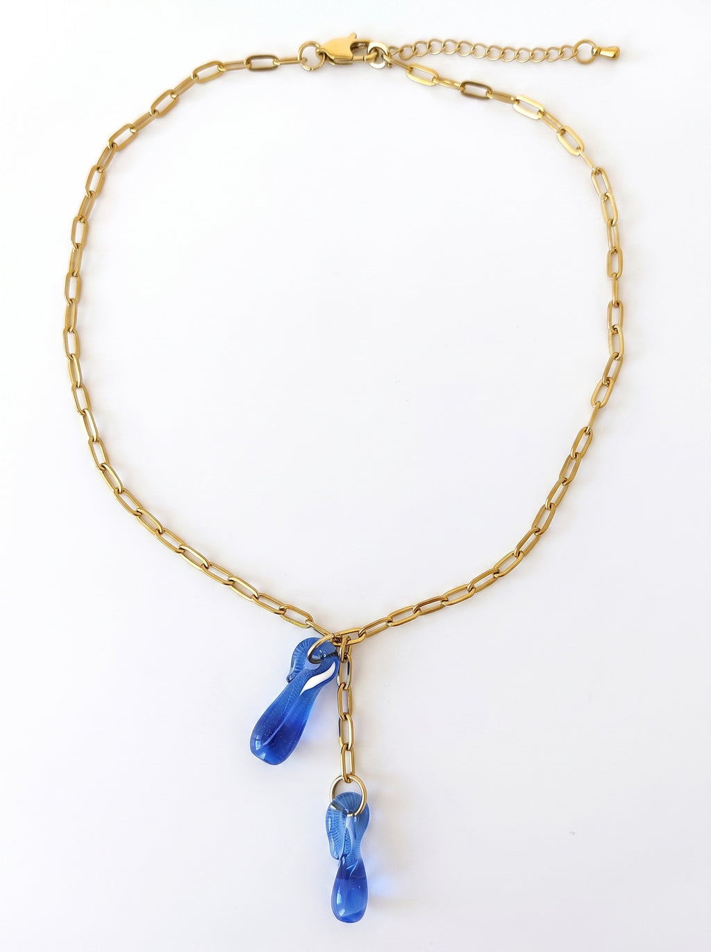 Collar con lágrimas de vidrio azul intenso.