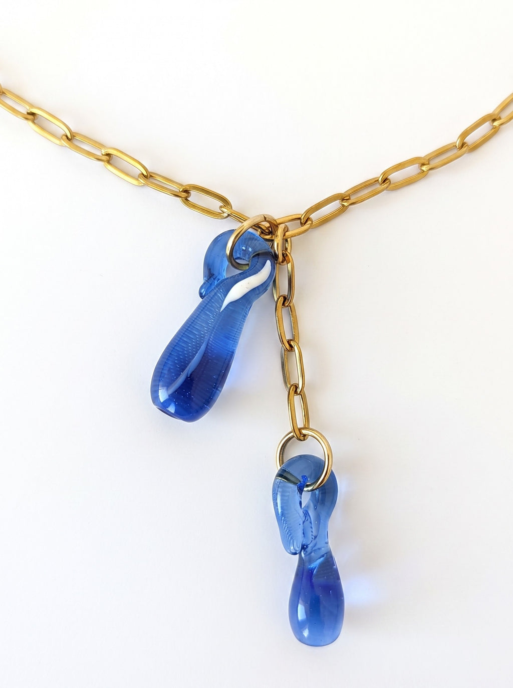 Collar con lágrimas de vidrio azul intenso.