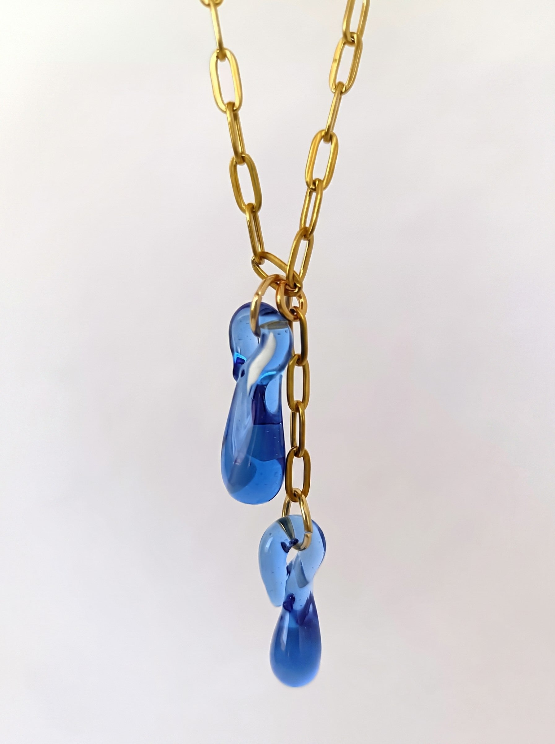 Collar con lágrimas de vidrio azul intenso.