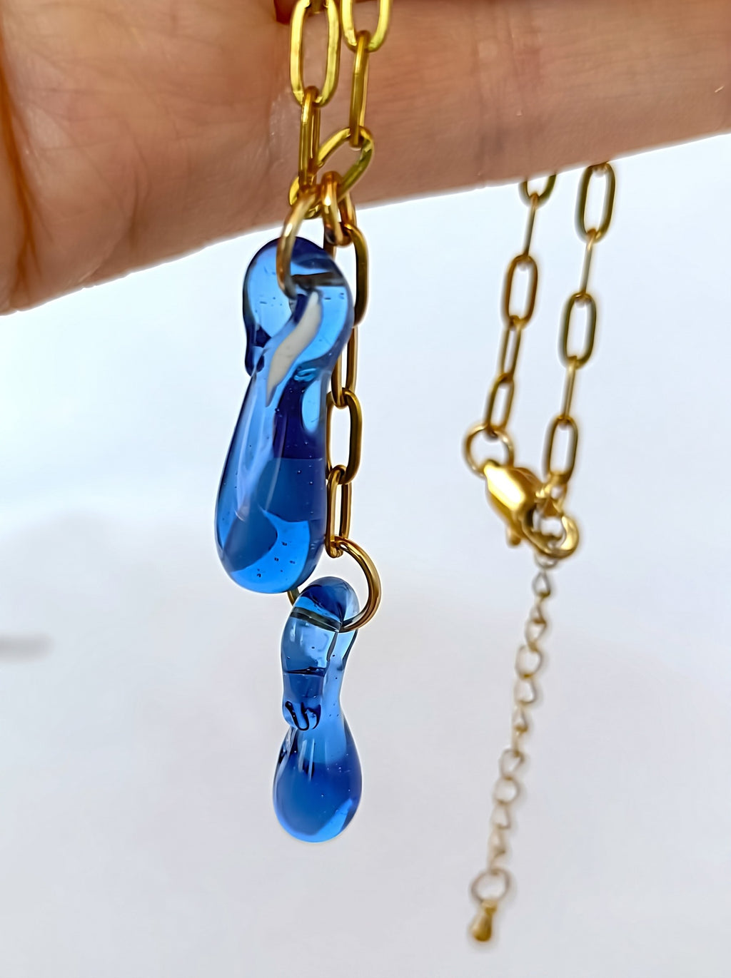 Collar con lágrimas de vidrio azul intenso.