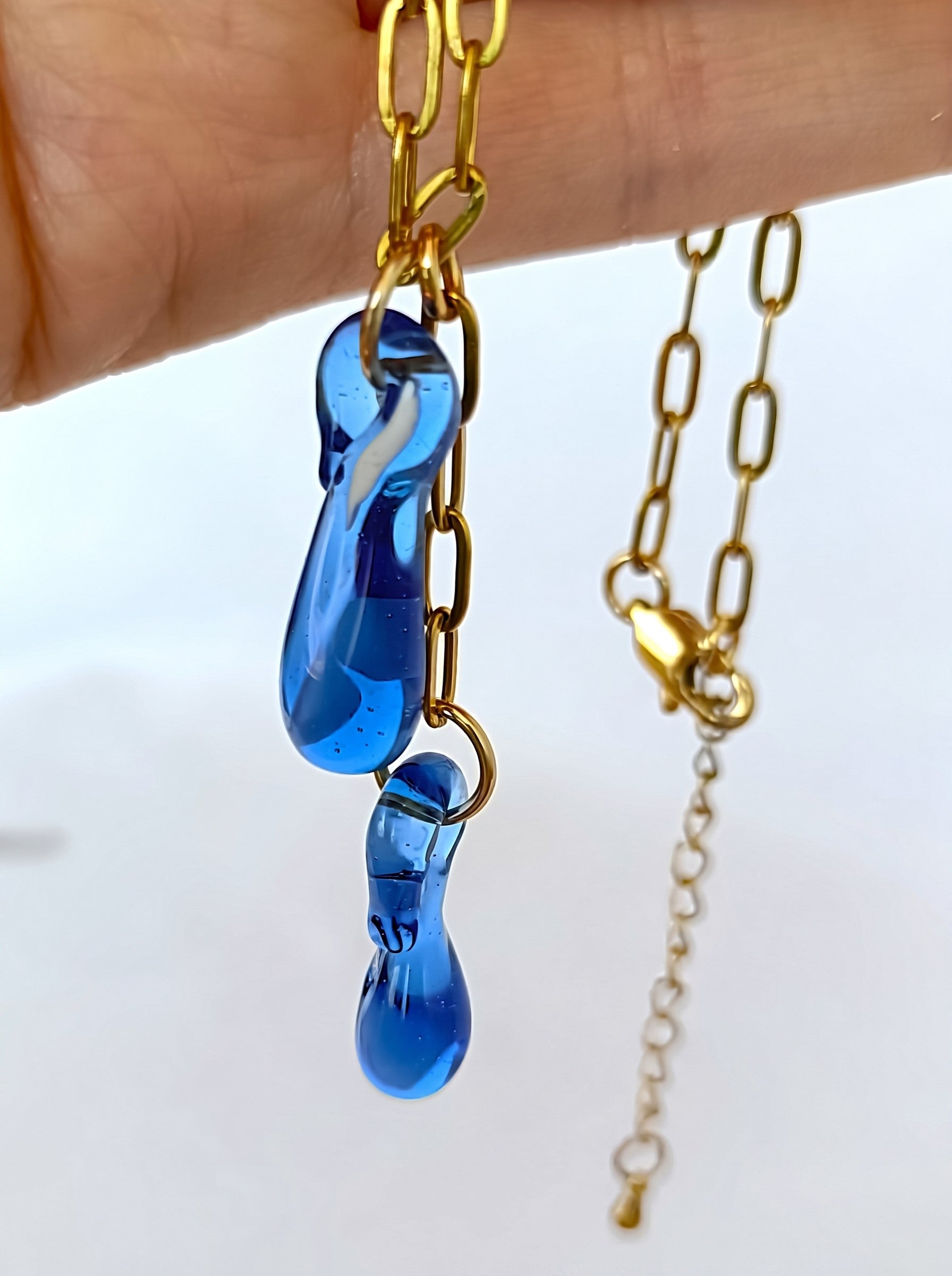 Collar con lágrimas de vidrio azul intenso.