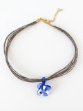 Collar corto con flor de vidrio azul