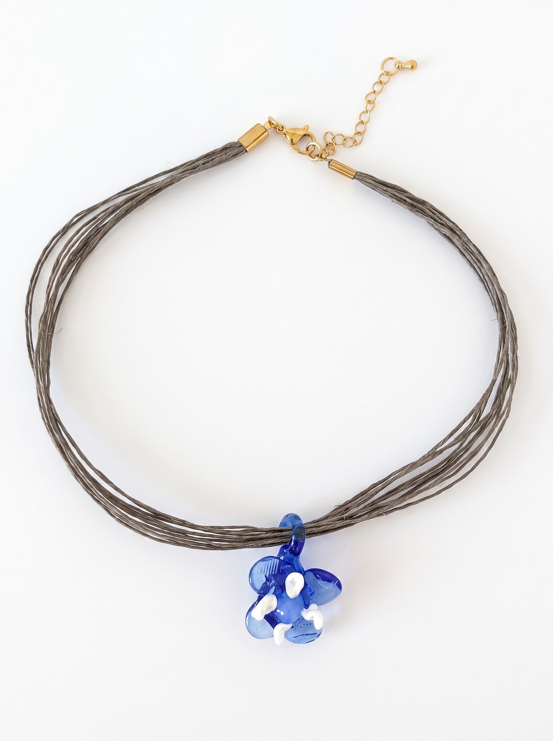 Collar corto con flor de vidrio azul