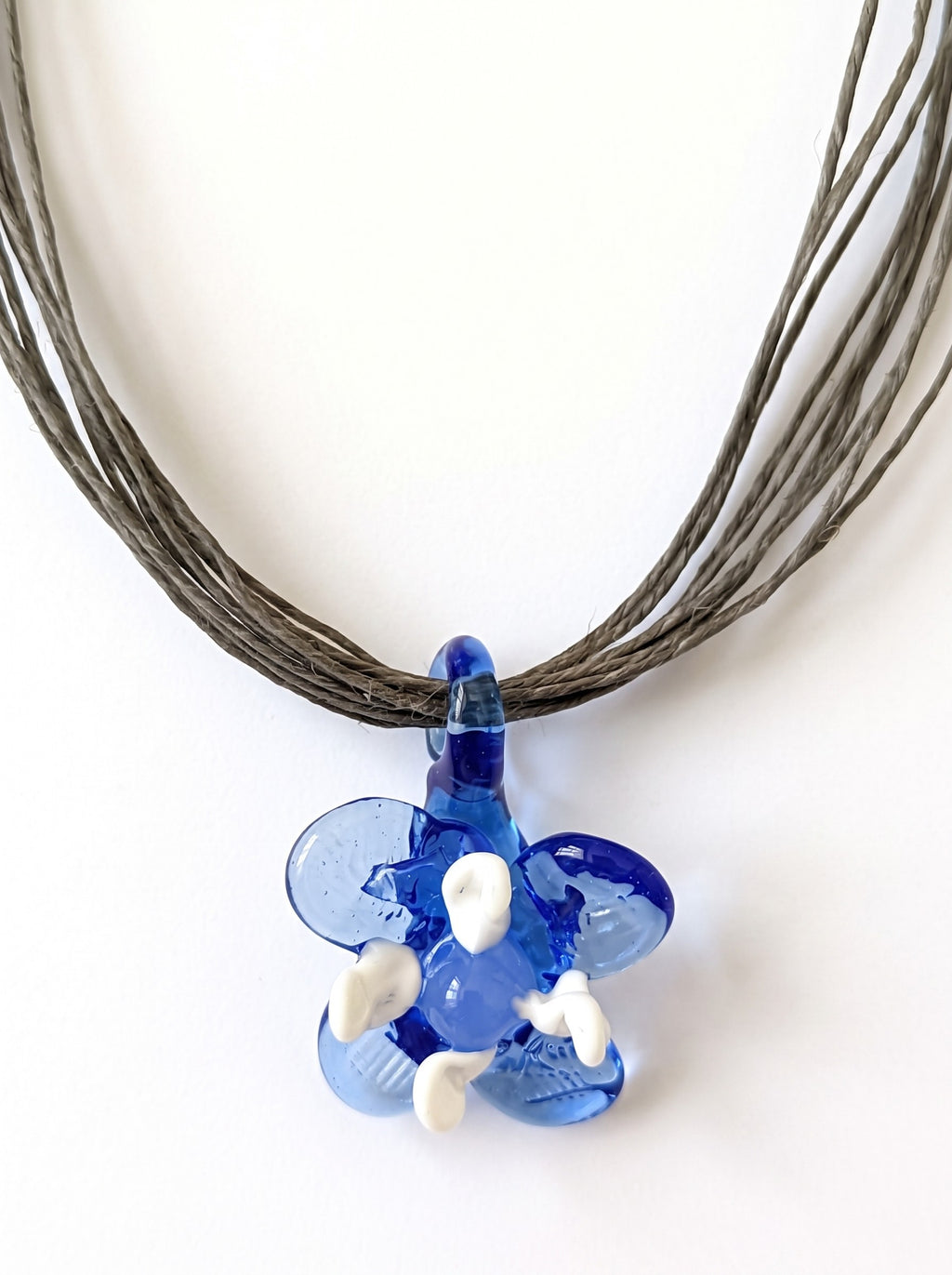 Collar corto con flor de vidrio azul