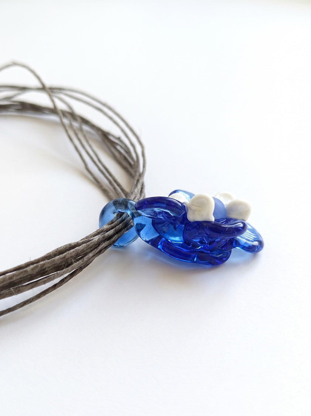 Collar corto con flor de vidrio azul