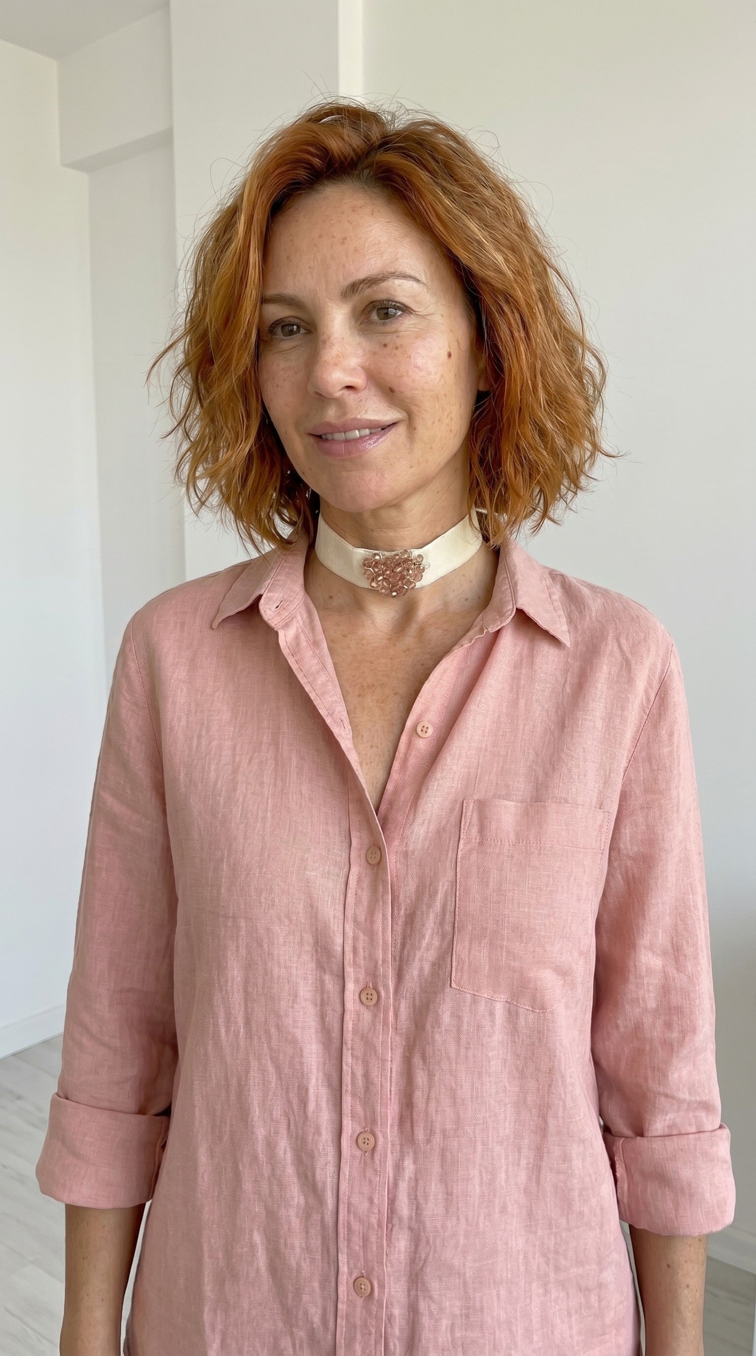Choker de terciopelo marfil con corazón de cristal rosa