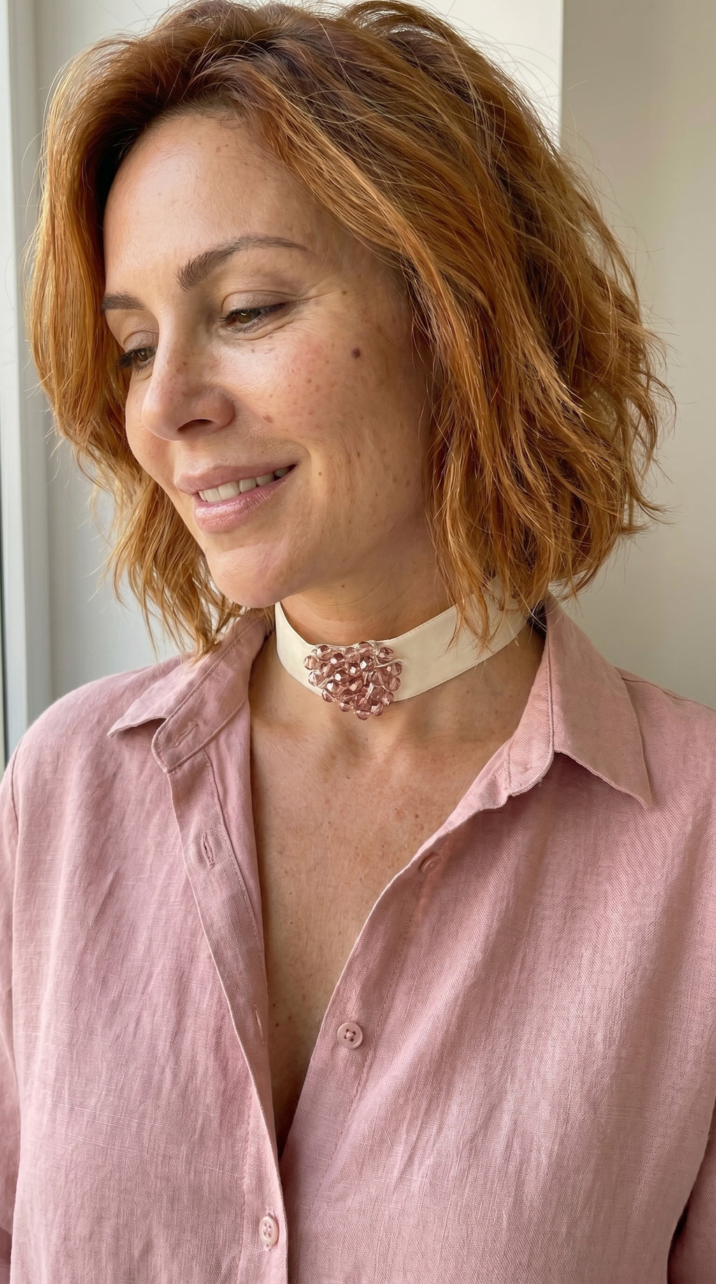 Choker de terciopelo marfil con corazón de cristal rosa