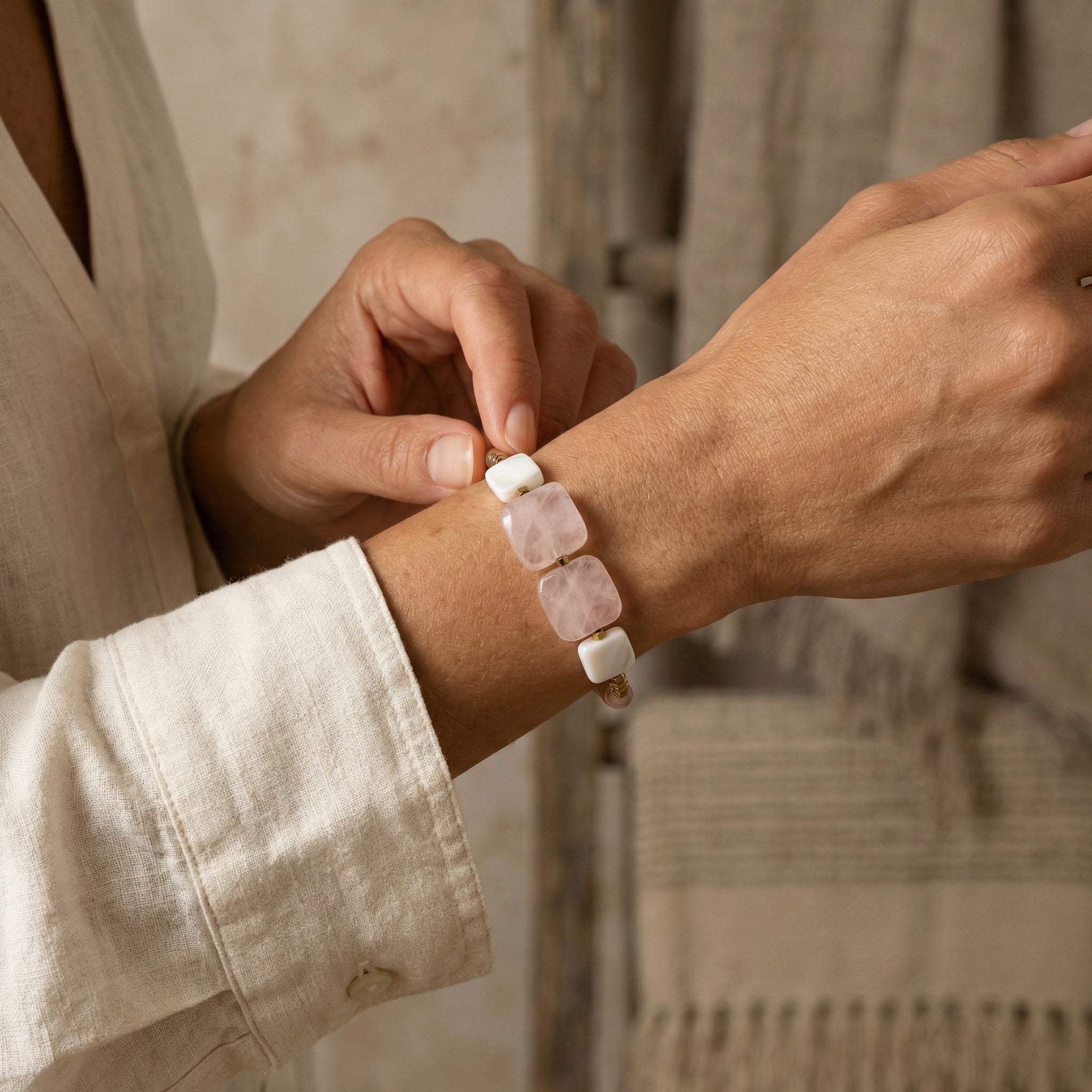 Pulsera de cuarzo rosa y nacar.