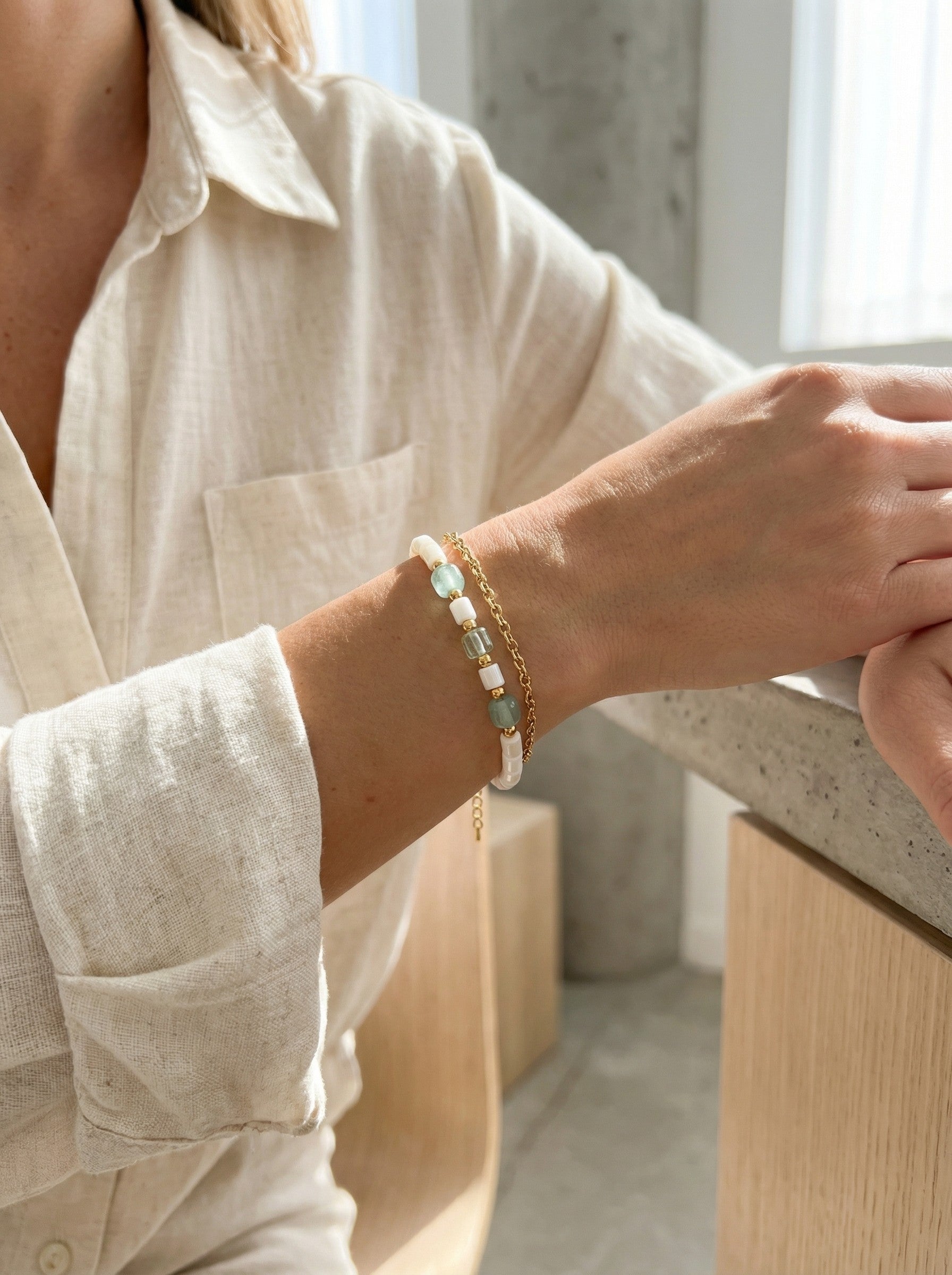 Pulsera blanca y verde de concha y fluorita.