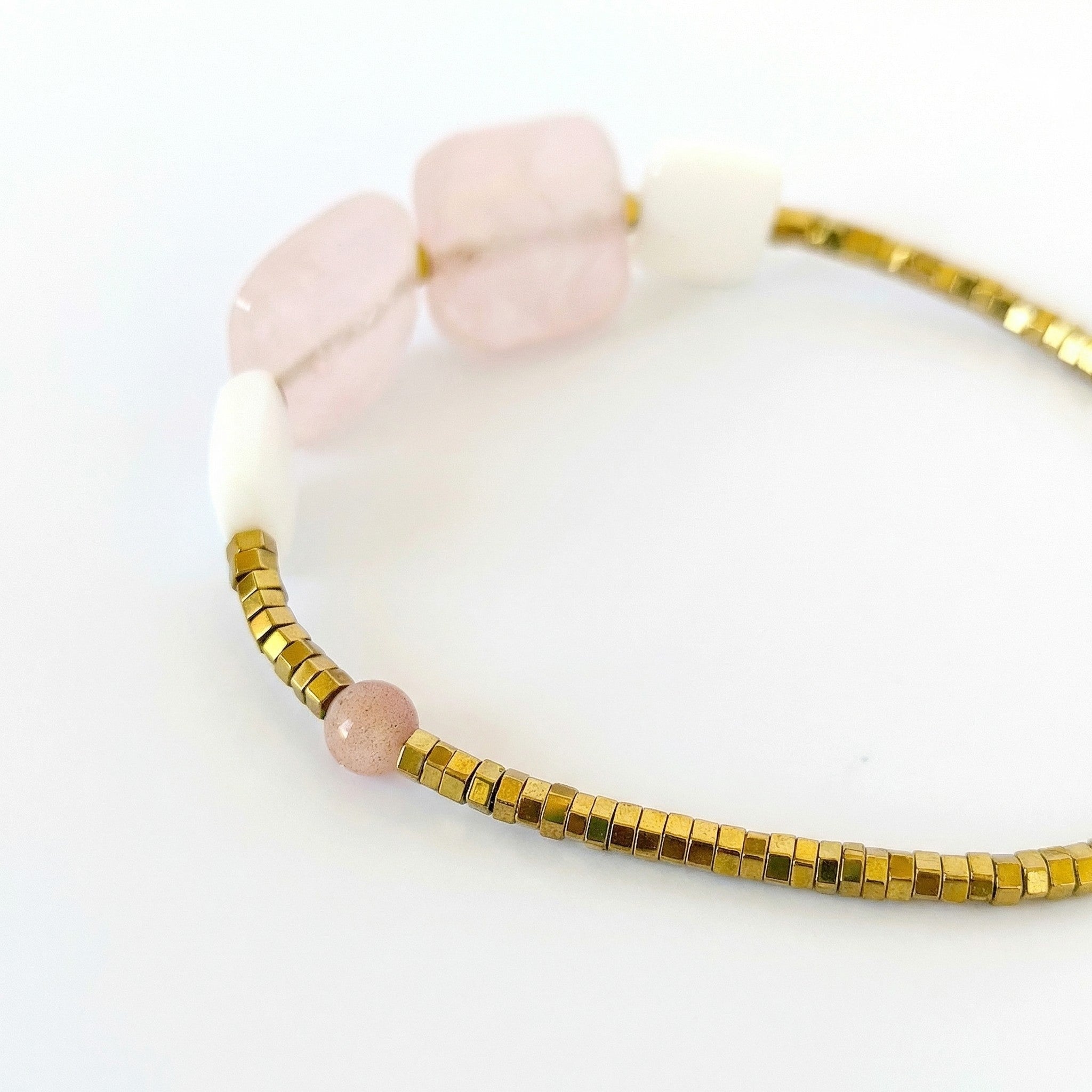 Pulsera de cuarzo rosa y nacar.