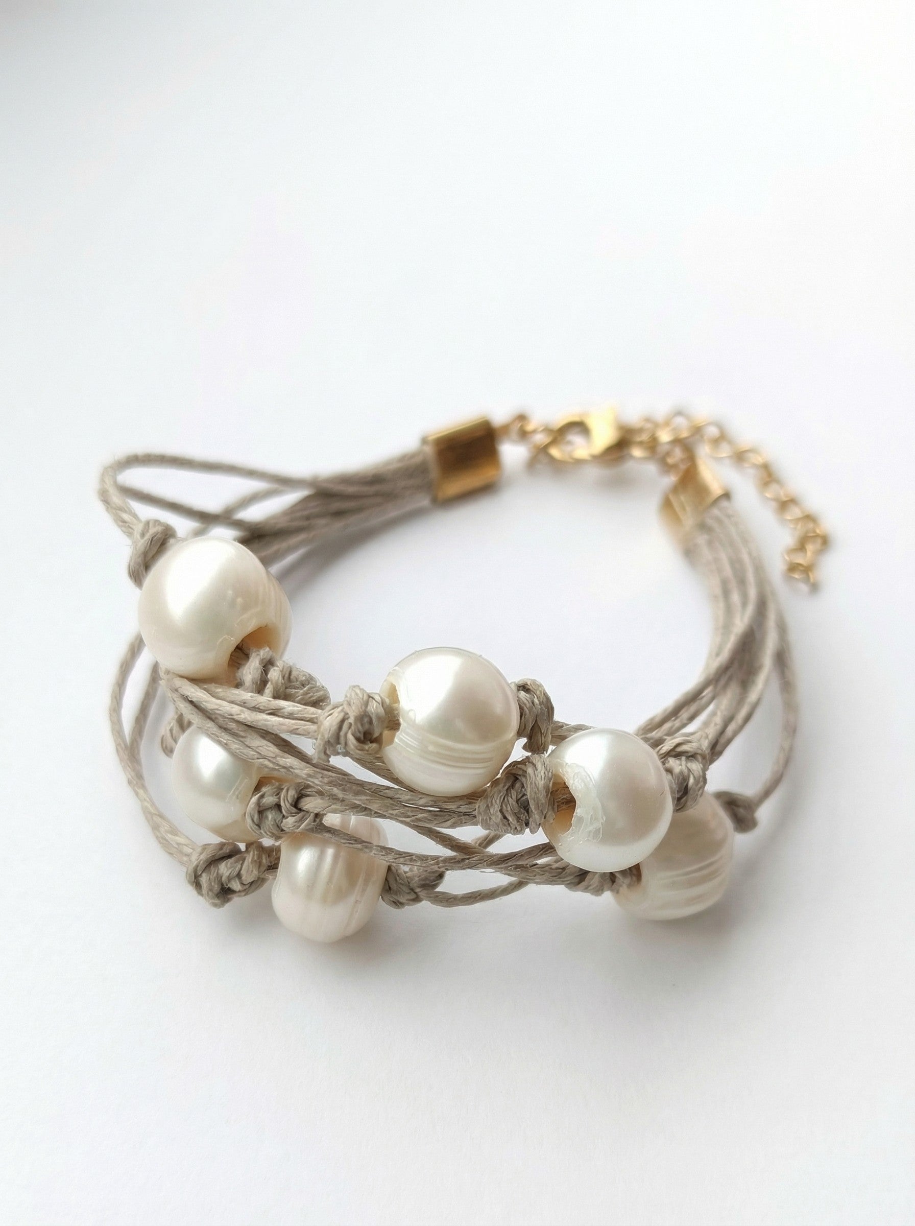 Pulsera de hilo de lino natural con perlas de agua dulce