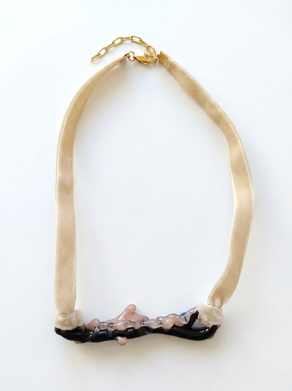 Collar corto de terciopelo con colgante de vidrio artesanal.