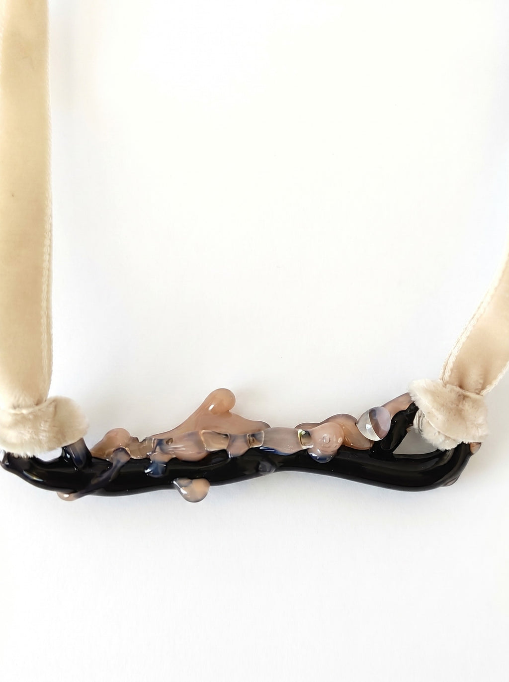 Collar corto de terciopelo con colgante de vidrio artesanal.