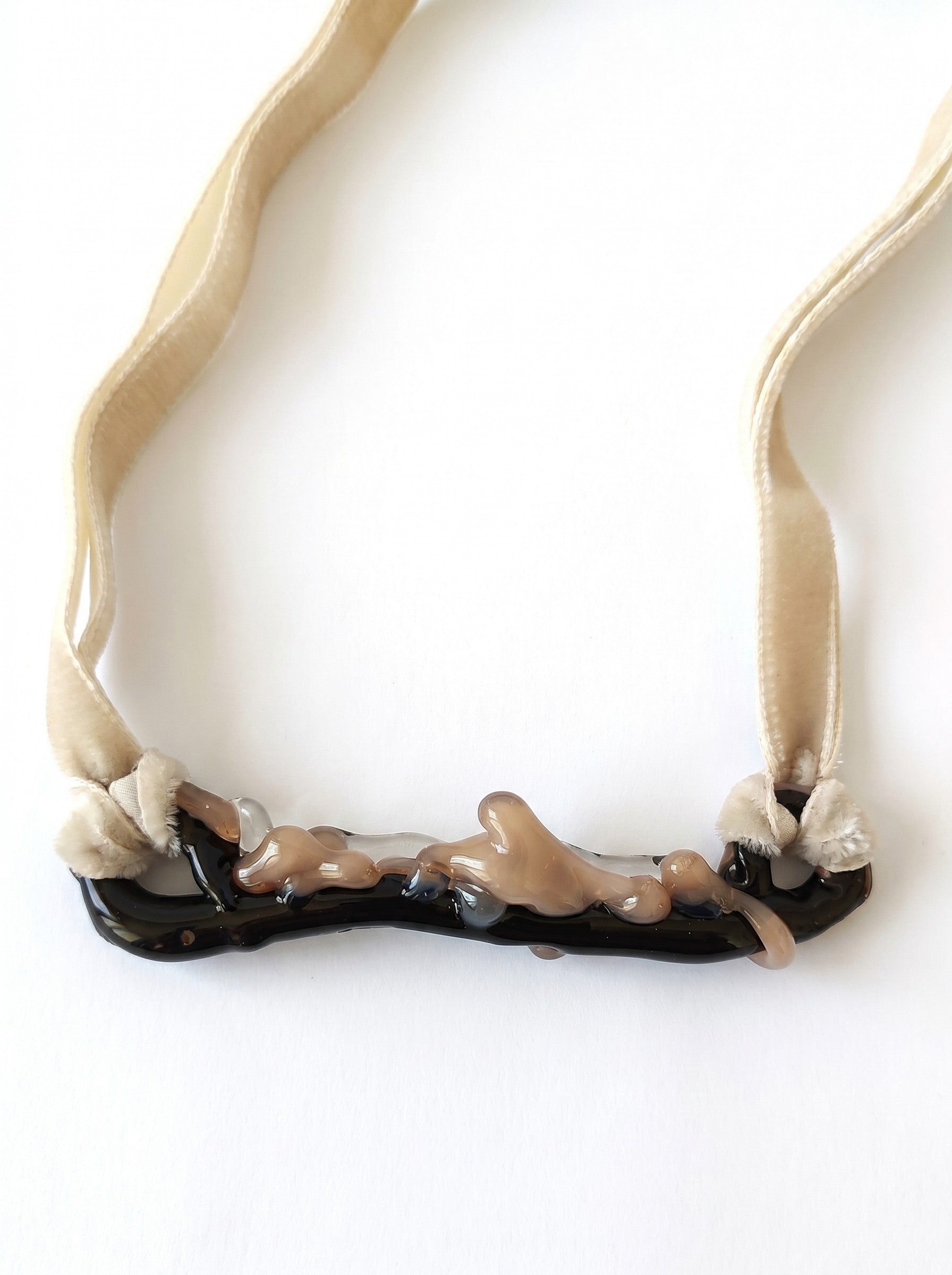 Collar corto de terciopelo con colgante de vidrio artesanal.