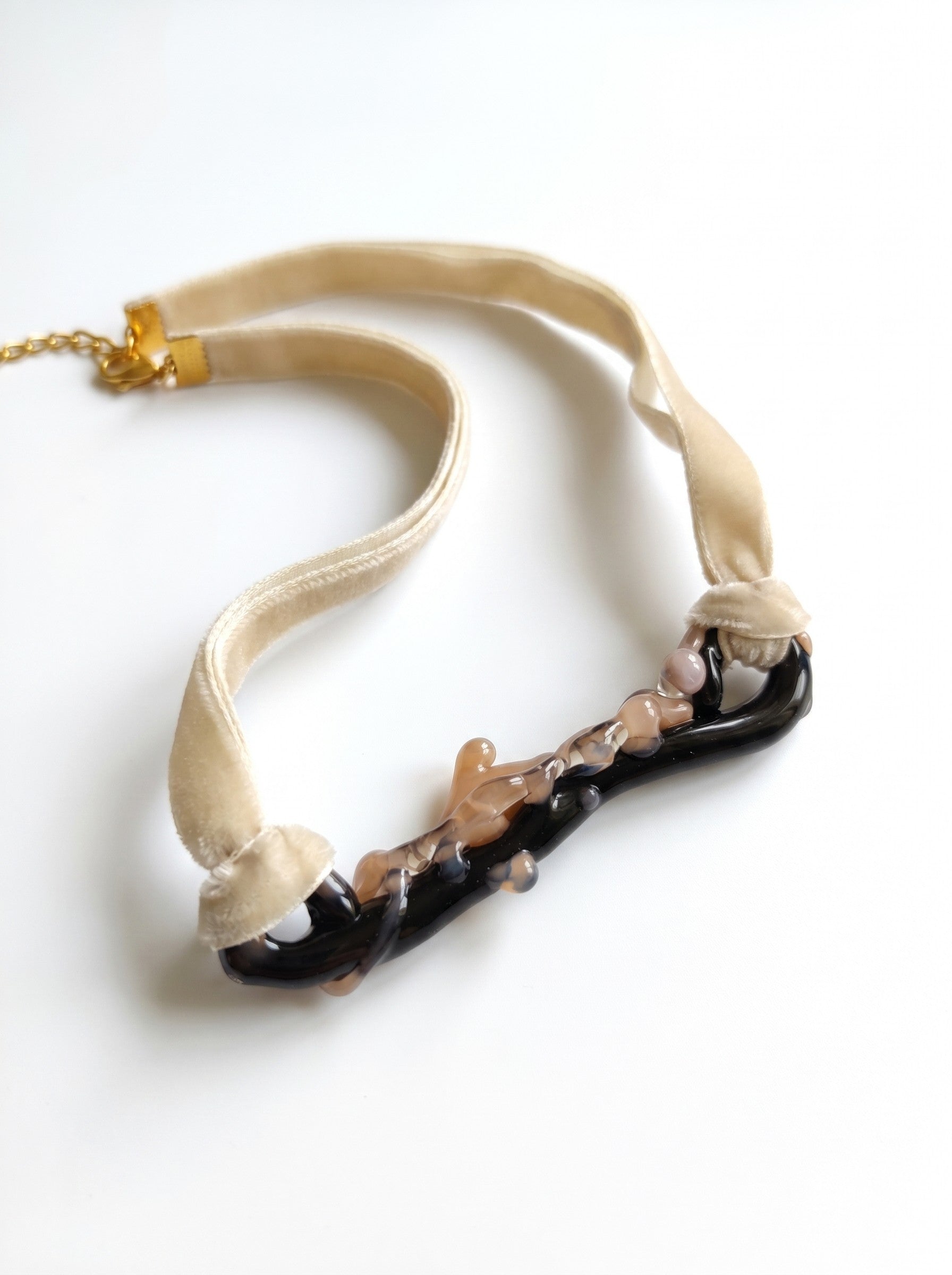 Collar corto de terciopelo con colgante de vidrio artesanal.