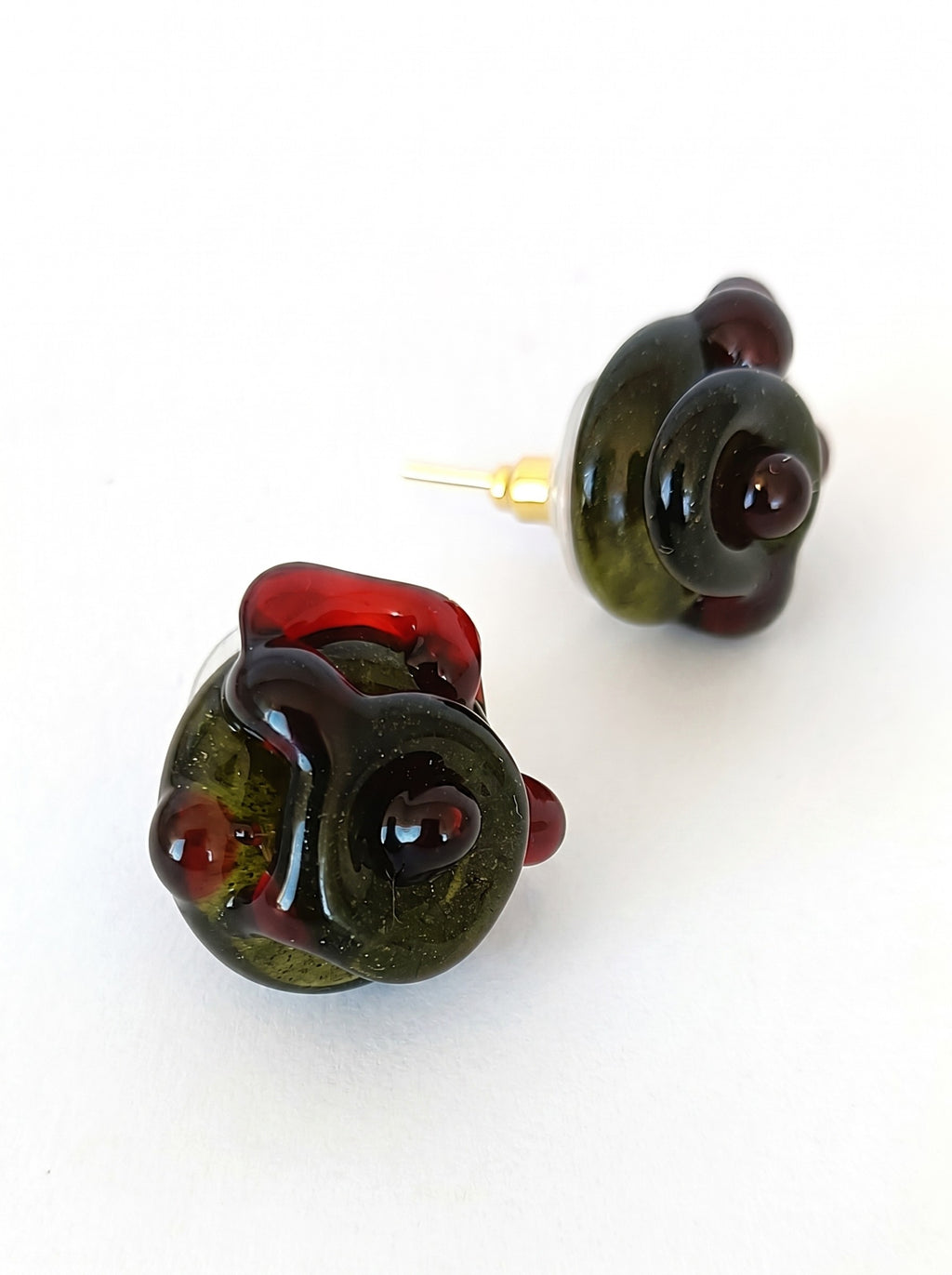 Pendientes de vidrio en verde y rojo.