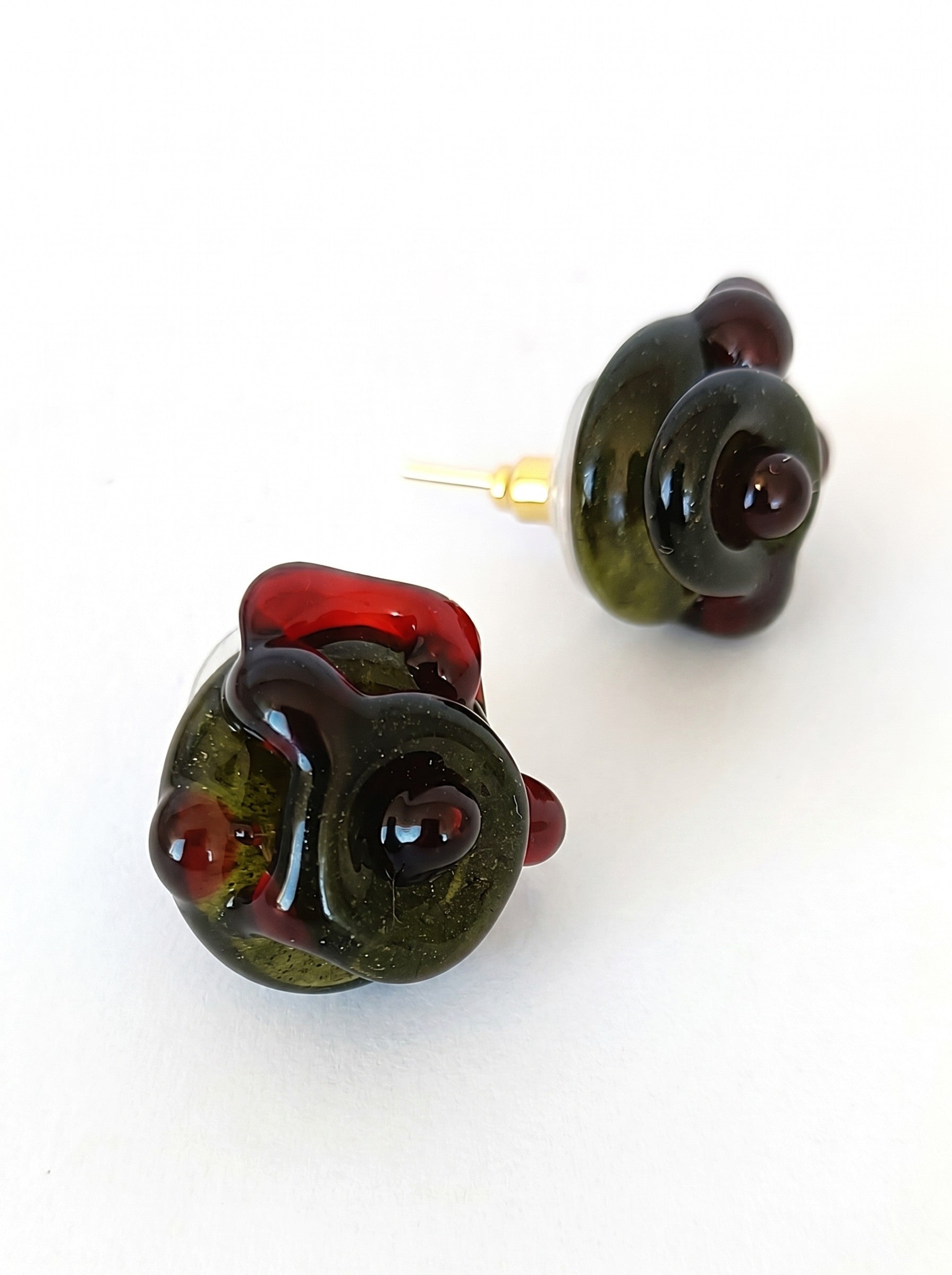 Pendientes de vidrio en verde y rojo.