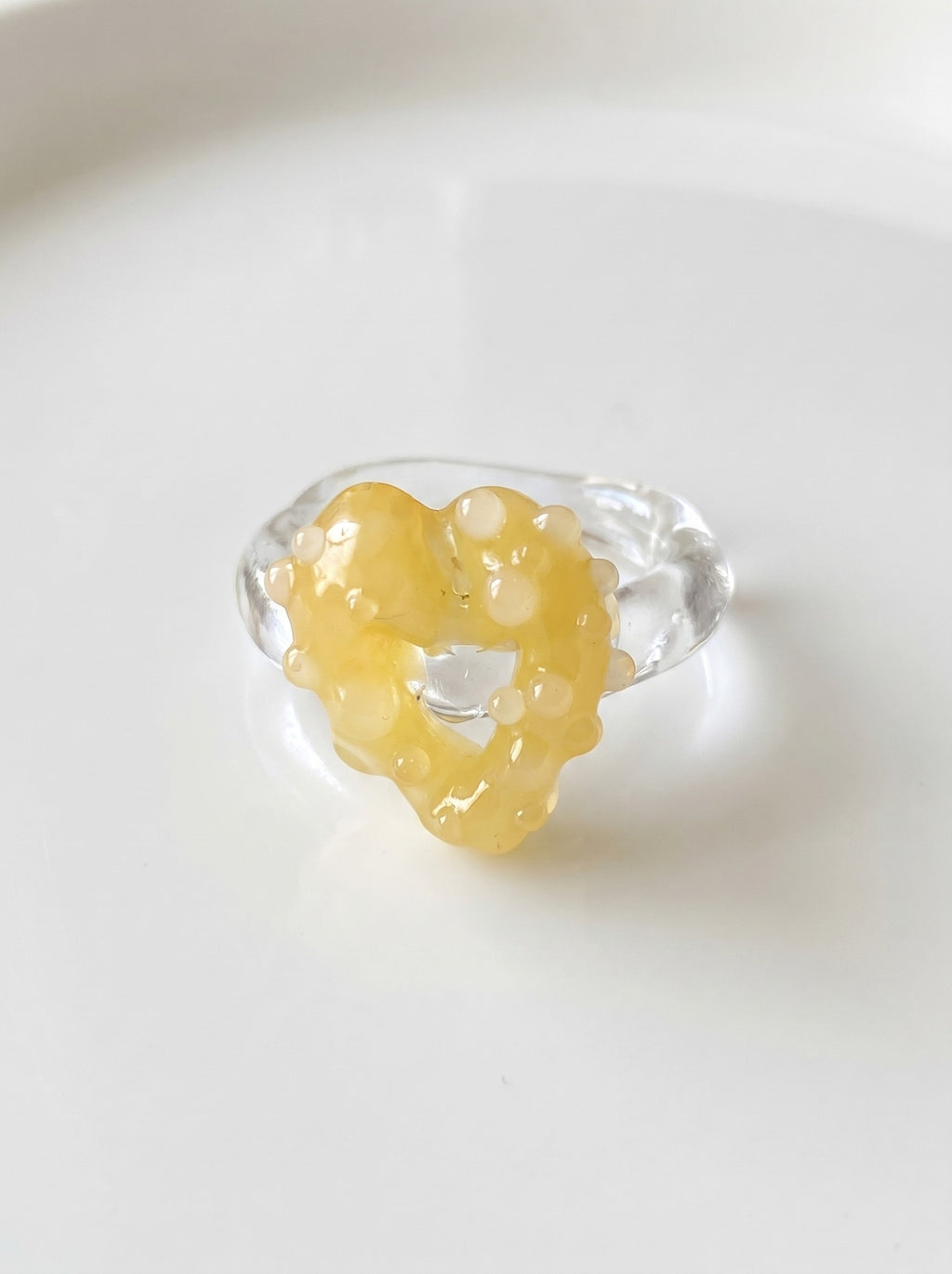 ANILLO DE VIDRIO DE CORAZÓN AMARILLO