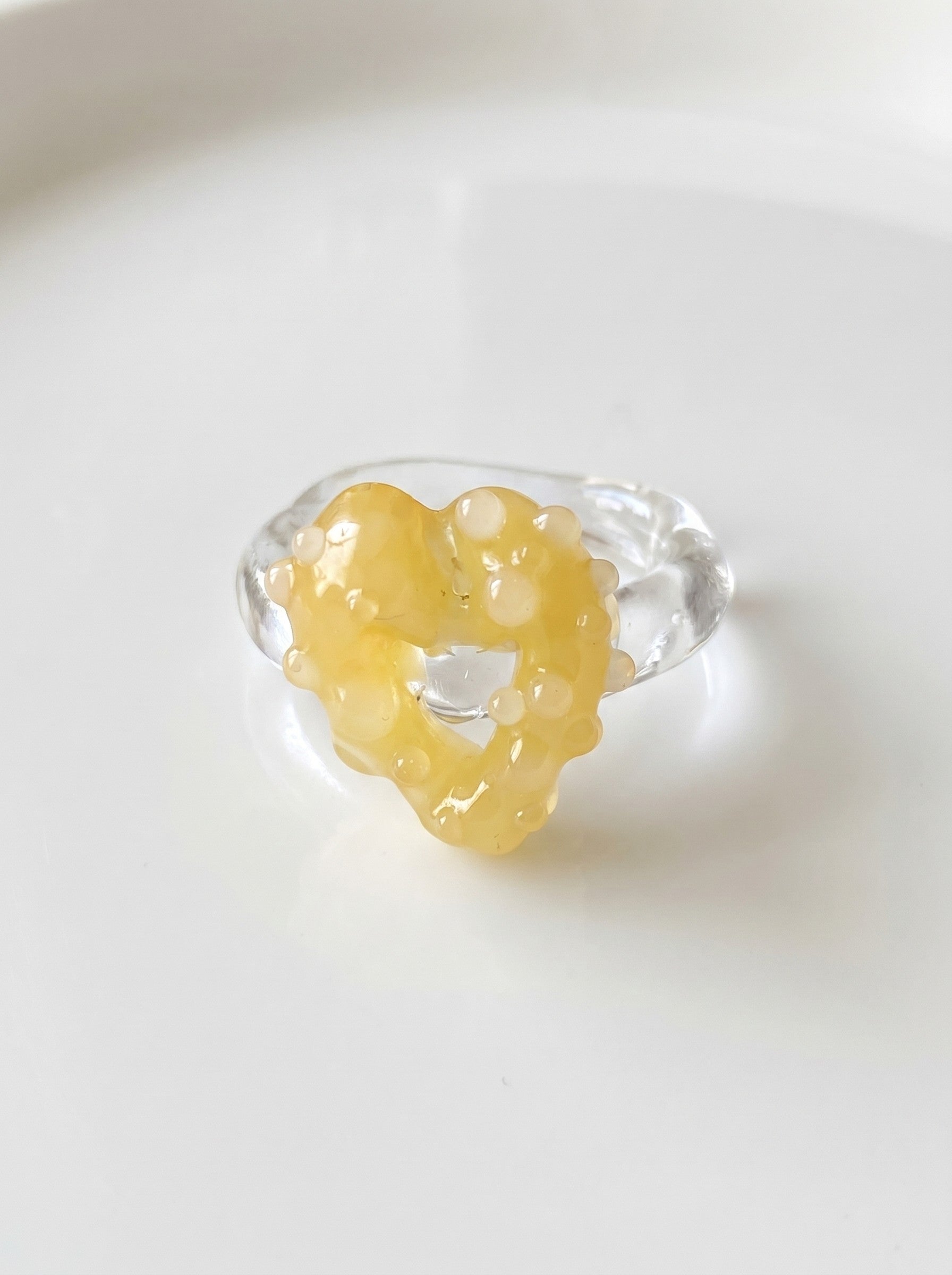 ANILLO DE VIDRIO DE CORAZÓN AMARILLO
