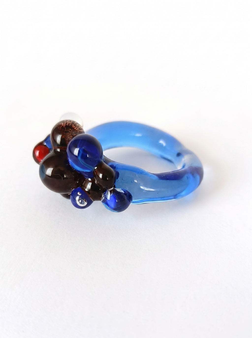 ANILLO DE VIDRIO DE BOLITAS AZUL Y ROJIZO