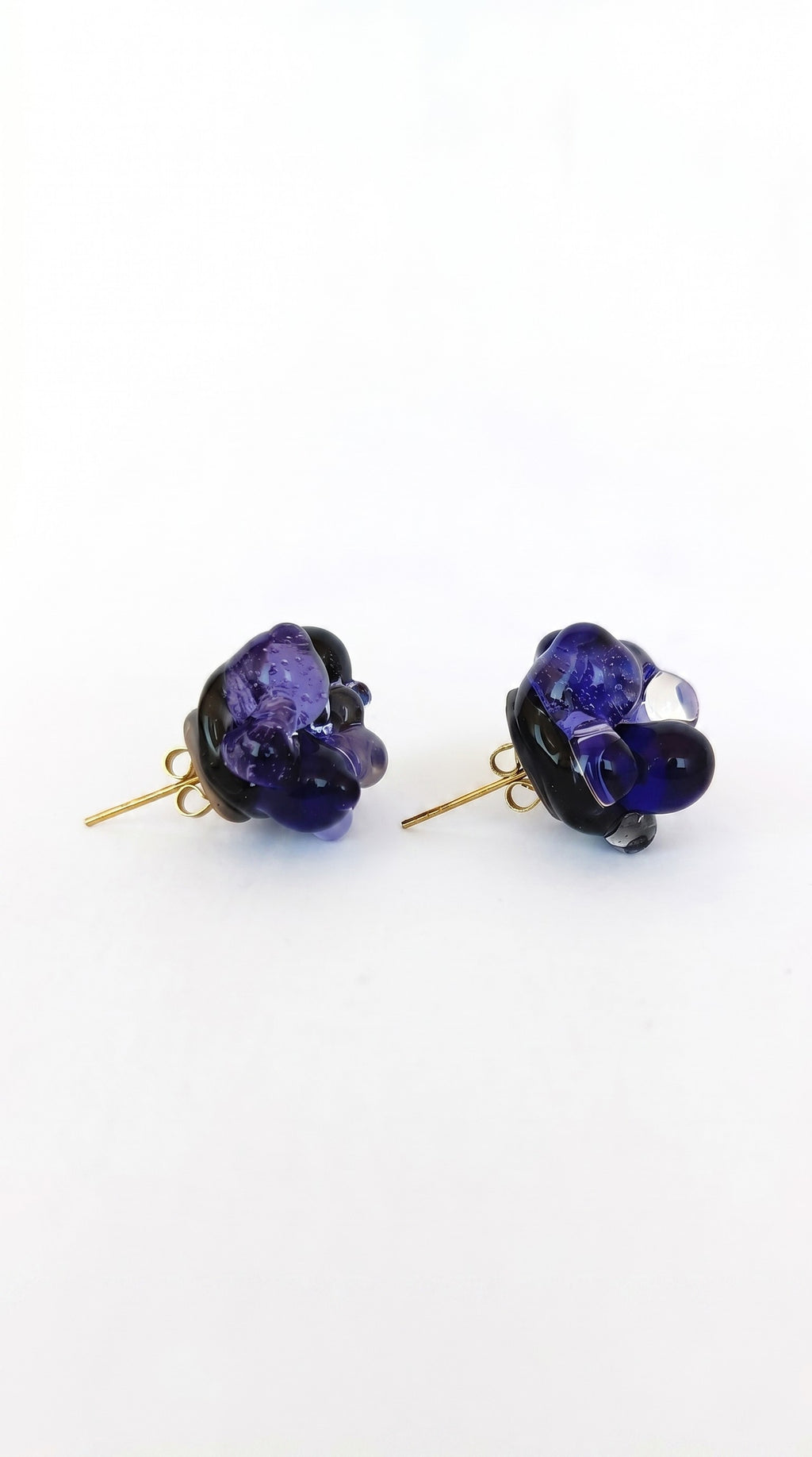 Pendientes de vidrio de bolitas.