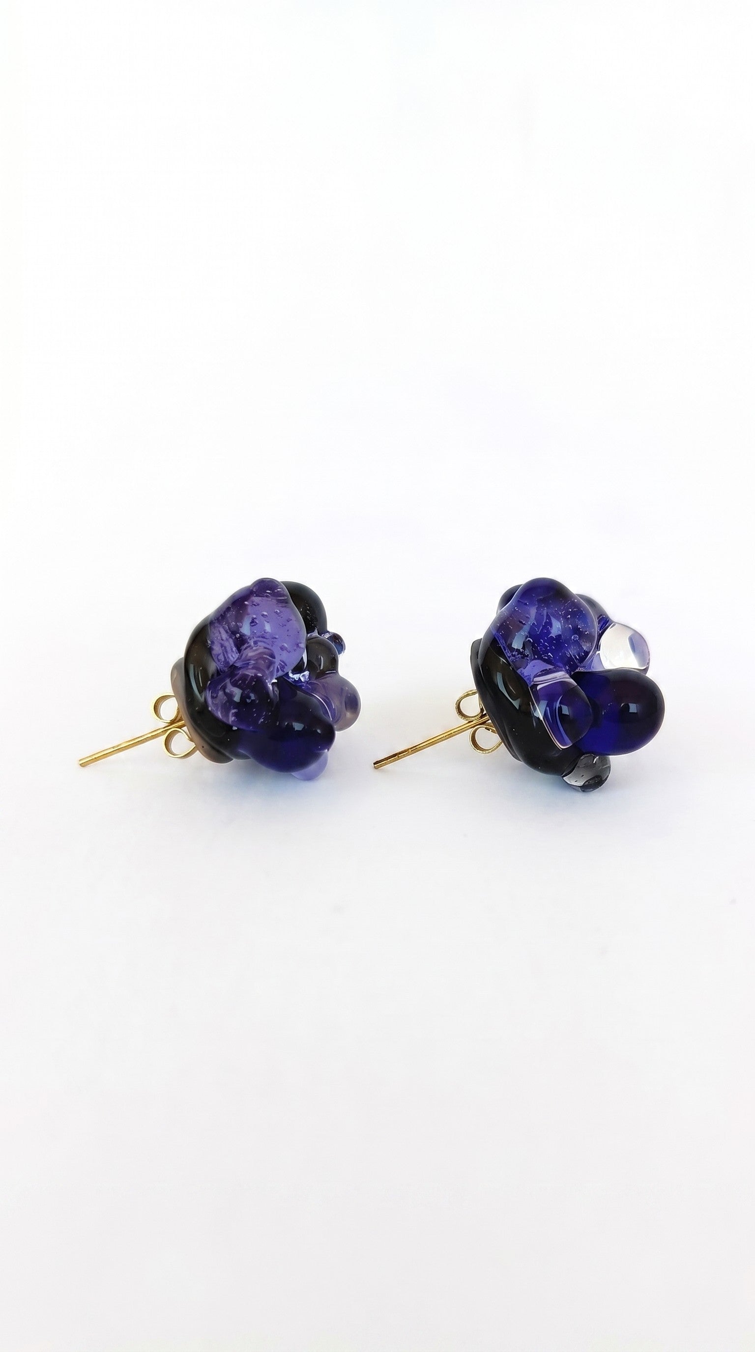 Pendientes de vidrio de bolitas.