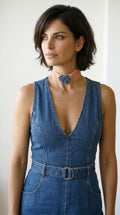 Choker de terciopelo rosa salmón con corazón de cristal azul