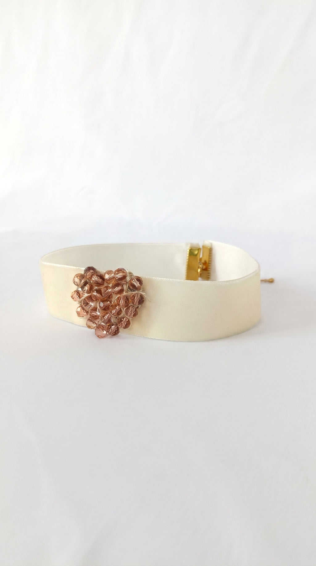 Choker de terciopelo marfil con corazón de cristal rosa