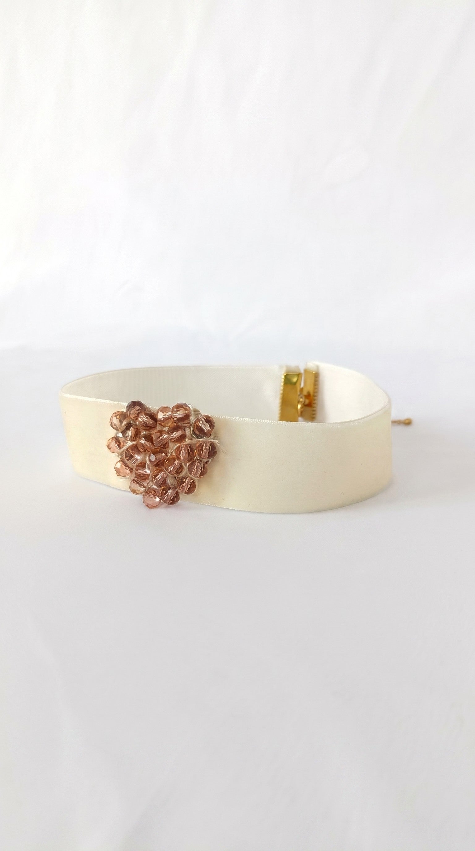 Choker de terciopelo marfil con corazón de cristal rosa