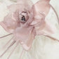 Diadema con flor rosa para boda, Tocado para madrina. Diadema floral para invitada. Flor de seda para el pelo.