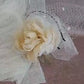 Tocado fascinator con peonía beige para boda, Tocado con flor grande crema y velo blanco, Tocado para fiesta o coktel,  Flor de pelo marfil para invitada, Tocado de boda crema.