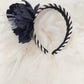 Diadema para boda. Diadema elegante blanca y negra. Diadema para invitada, tocado fascinator con flor negra.