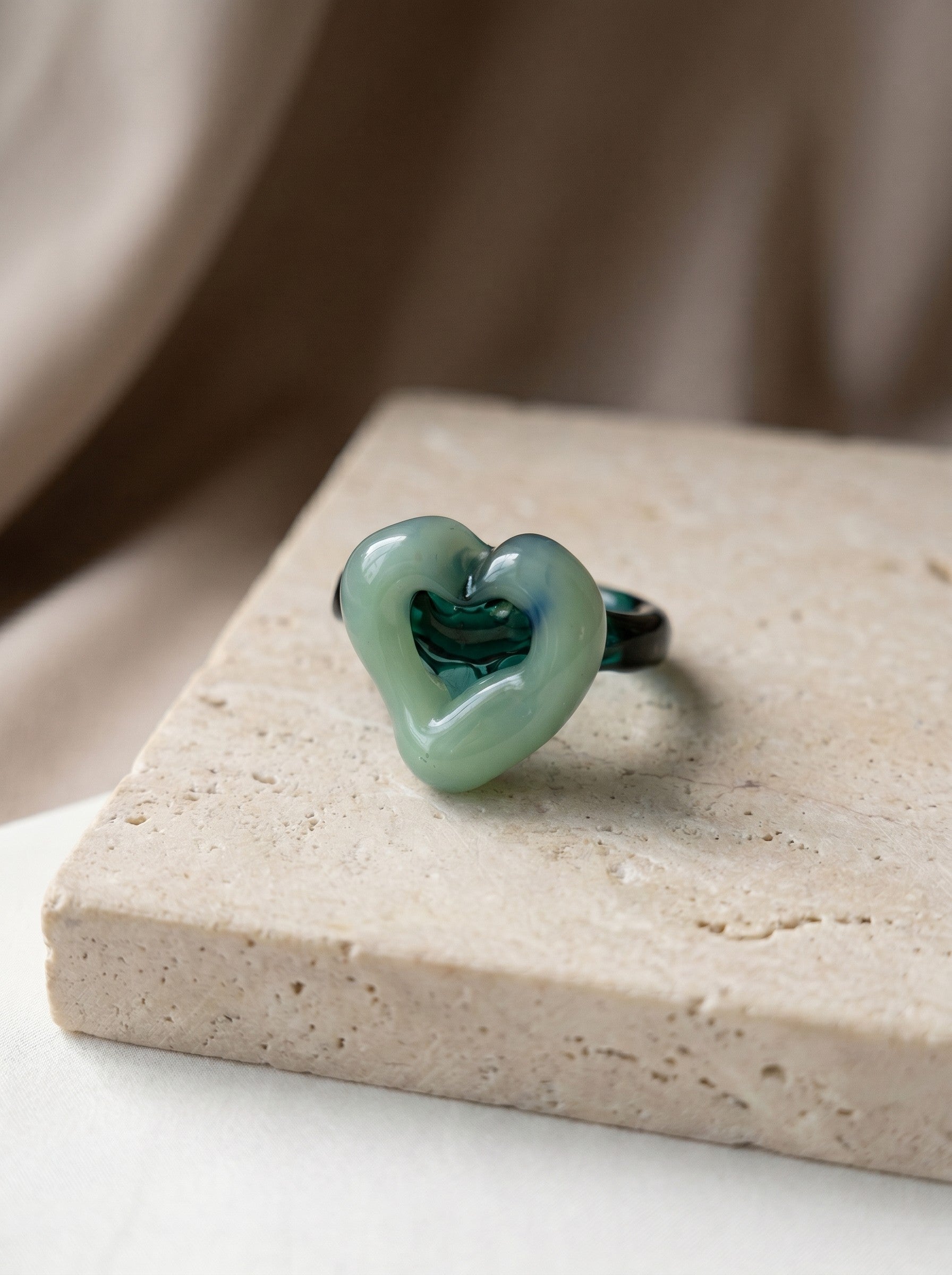 ANILLO DE VIDRIO DE CORAZÓN VERDE