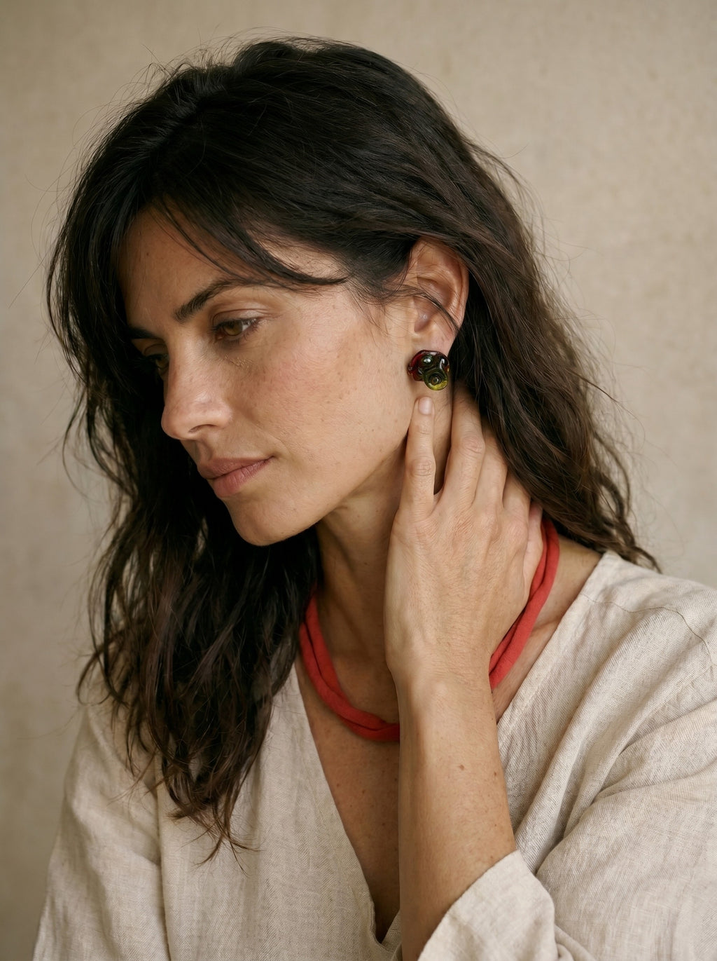 Pendientes de vidrio en verde y rojo.